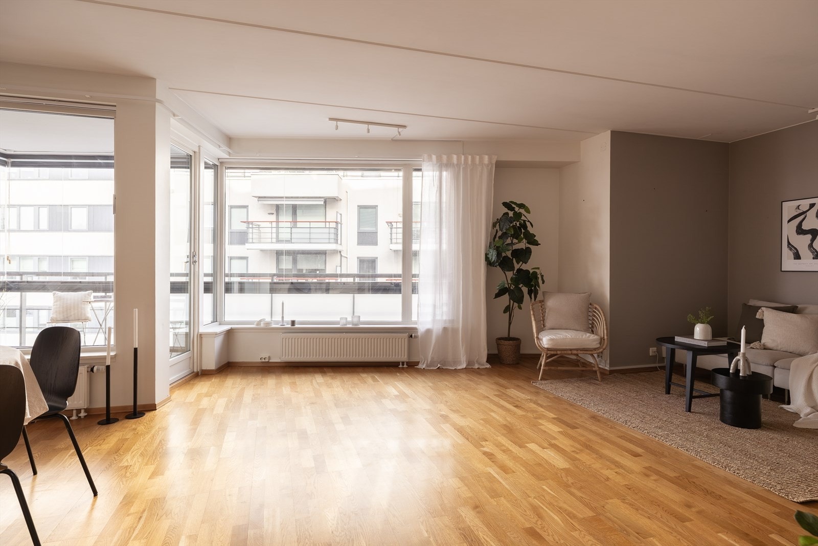 Det er store vindusflater i boligen, som sørger for rikelig med dagslys Galleribilde