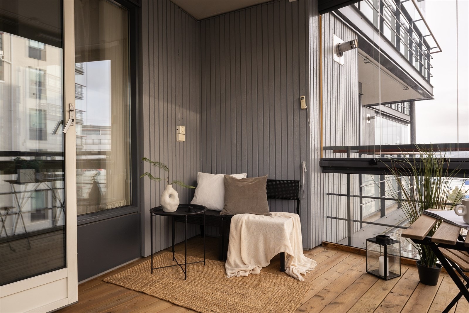 På balkongen er det god plass til ønsket utemøblement Galleribilde