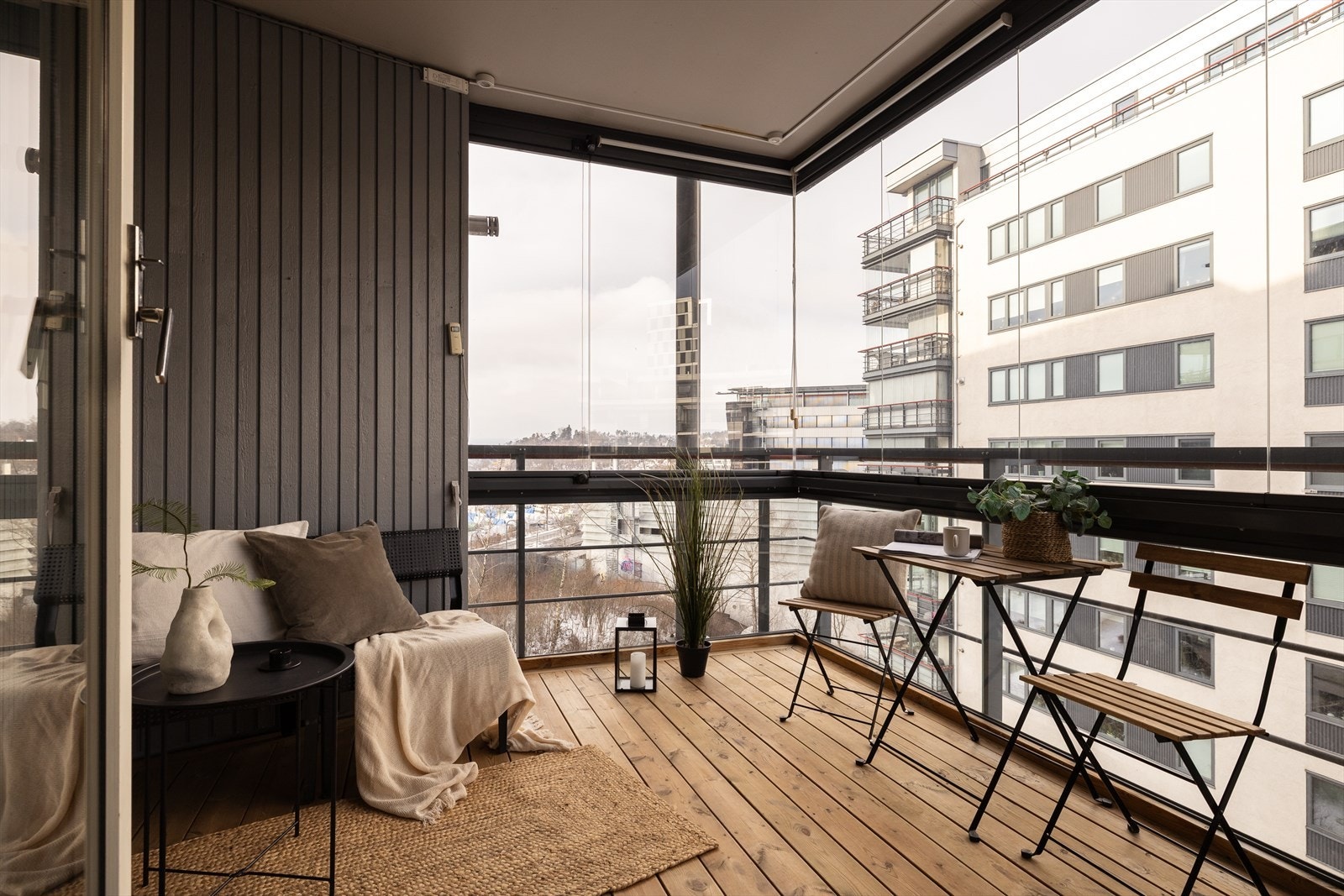 Fra stuen er det adkomst til en luftig innglasset balkong på ca. 10 kvm Galleribilde