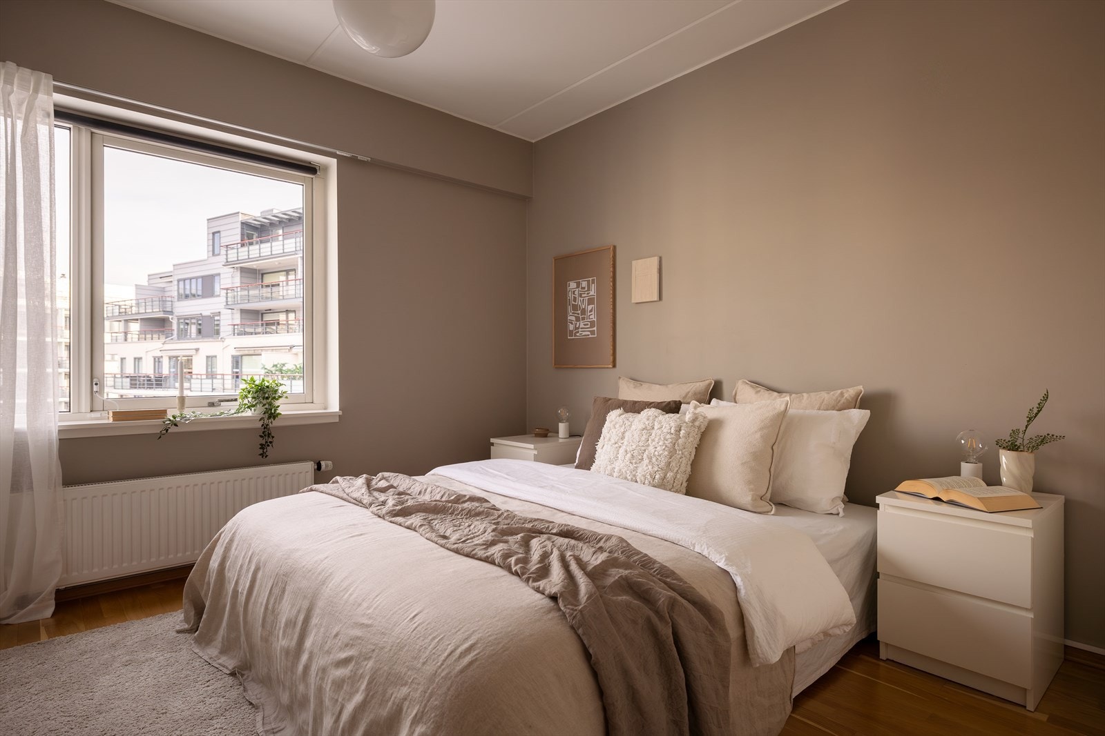 Romslig hovedsoverom med god plass til dobbeltseng Galleribilde