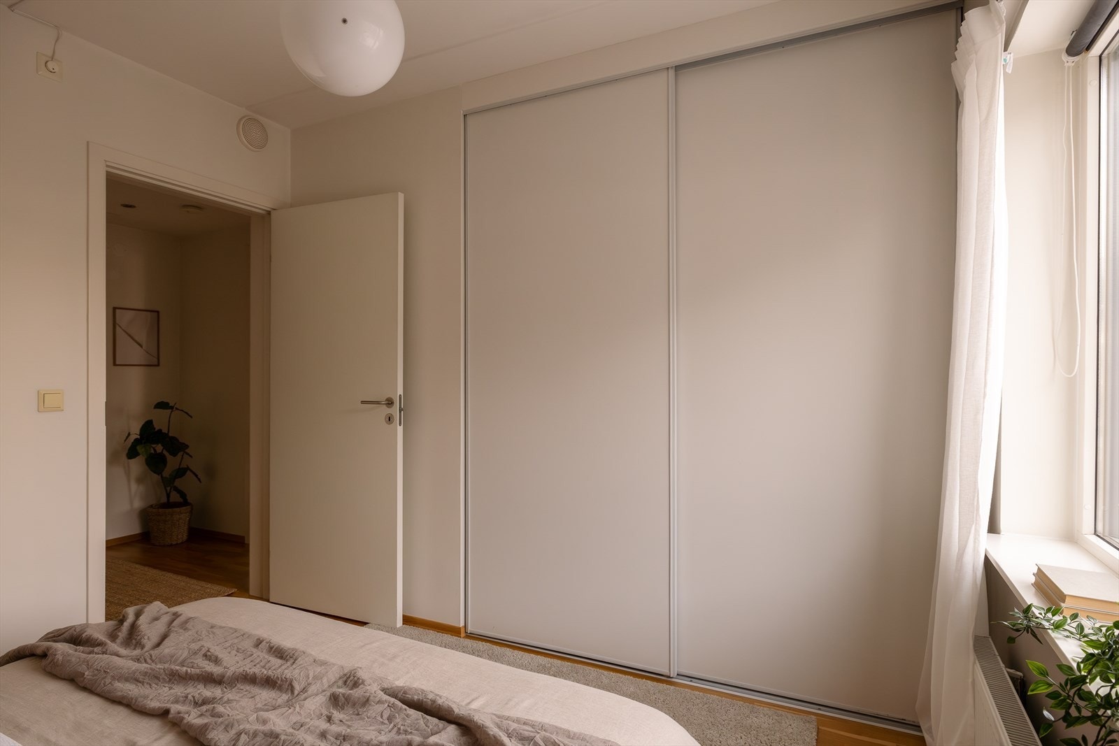 Rikelig med oppbevaringsplass i stort garderobeskap Galleribilde