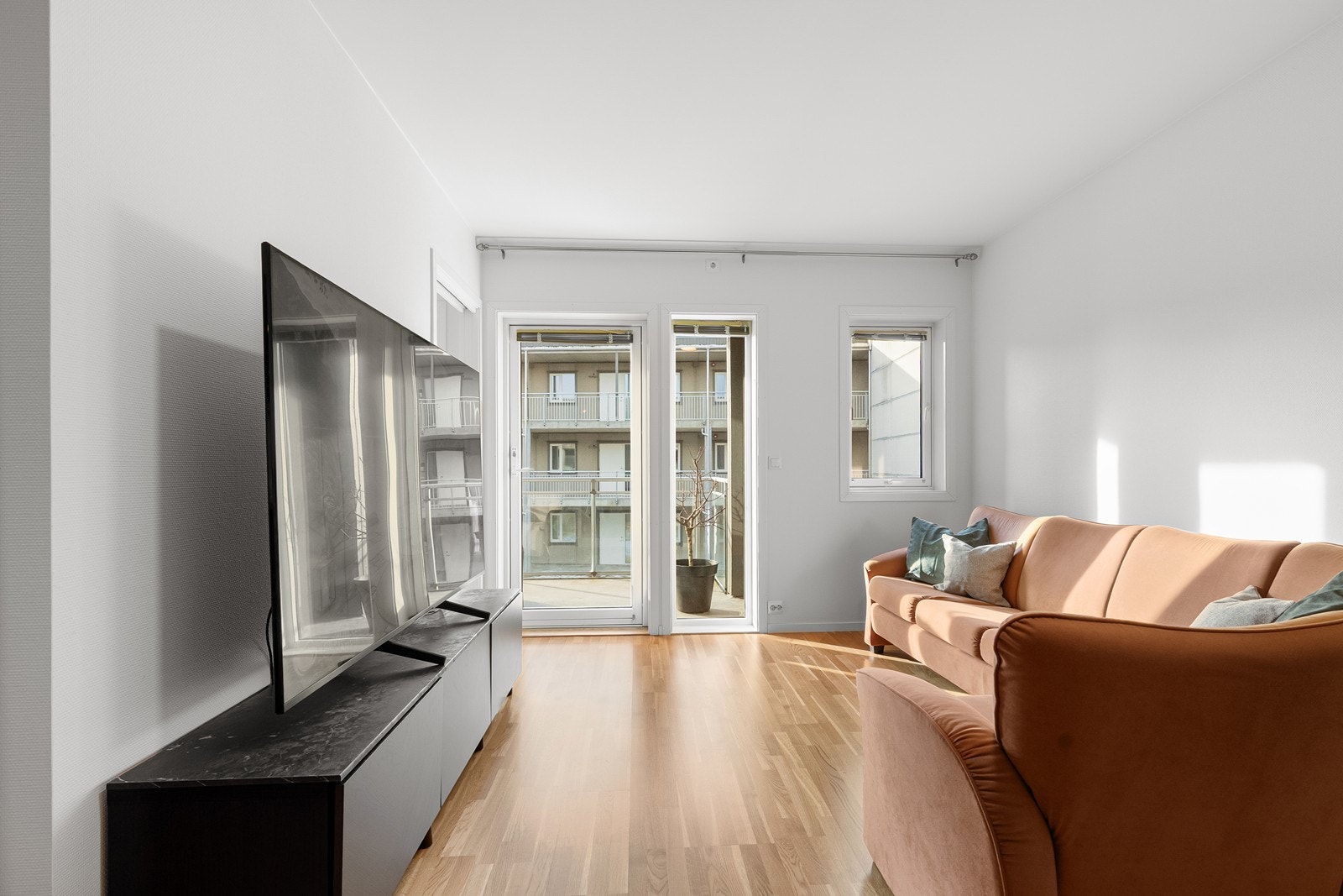 En lys og innbydende leilighet med stue og kjøkken i åpen løsning. Galleribilde