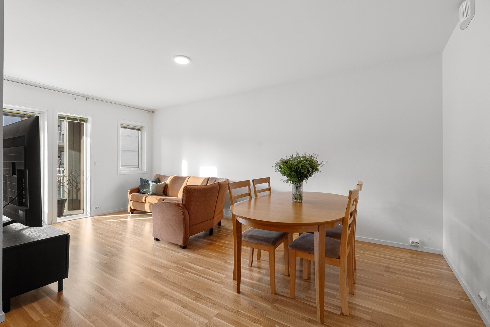 God plass til både sofagruppe og spisebord. Galleribilde