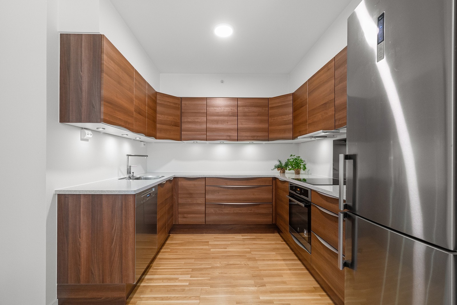 Kjøkkenet har stilren innredning med glatte fronter og benkeplate i laminat. Galleribilde