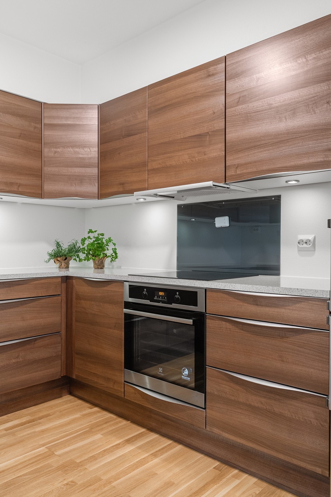 Ett flott kjøkken med detaljer som belysning under overskap og god benk-/skapplass Galleribilde