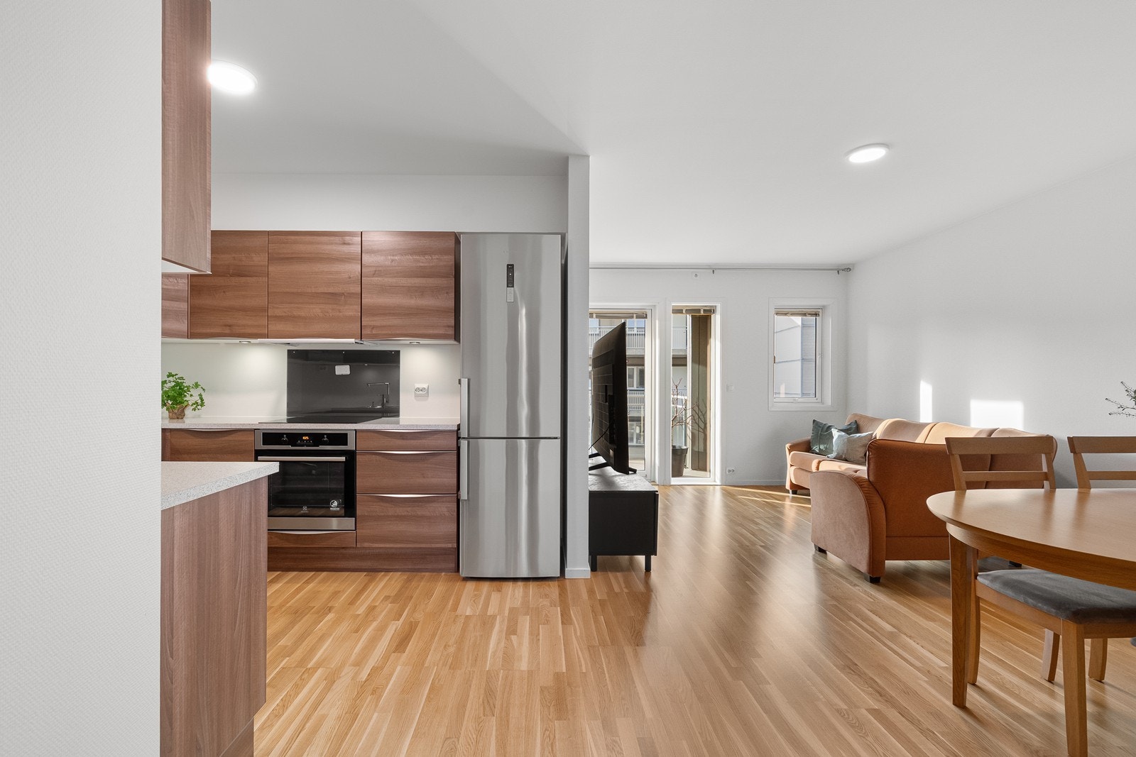 Kjøkkenet ligger litt skjermet fra sofagruppen. Galleribilde