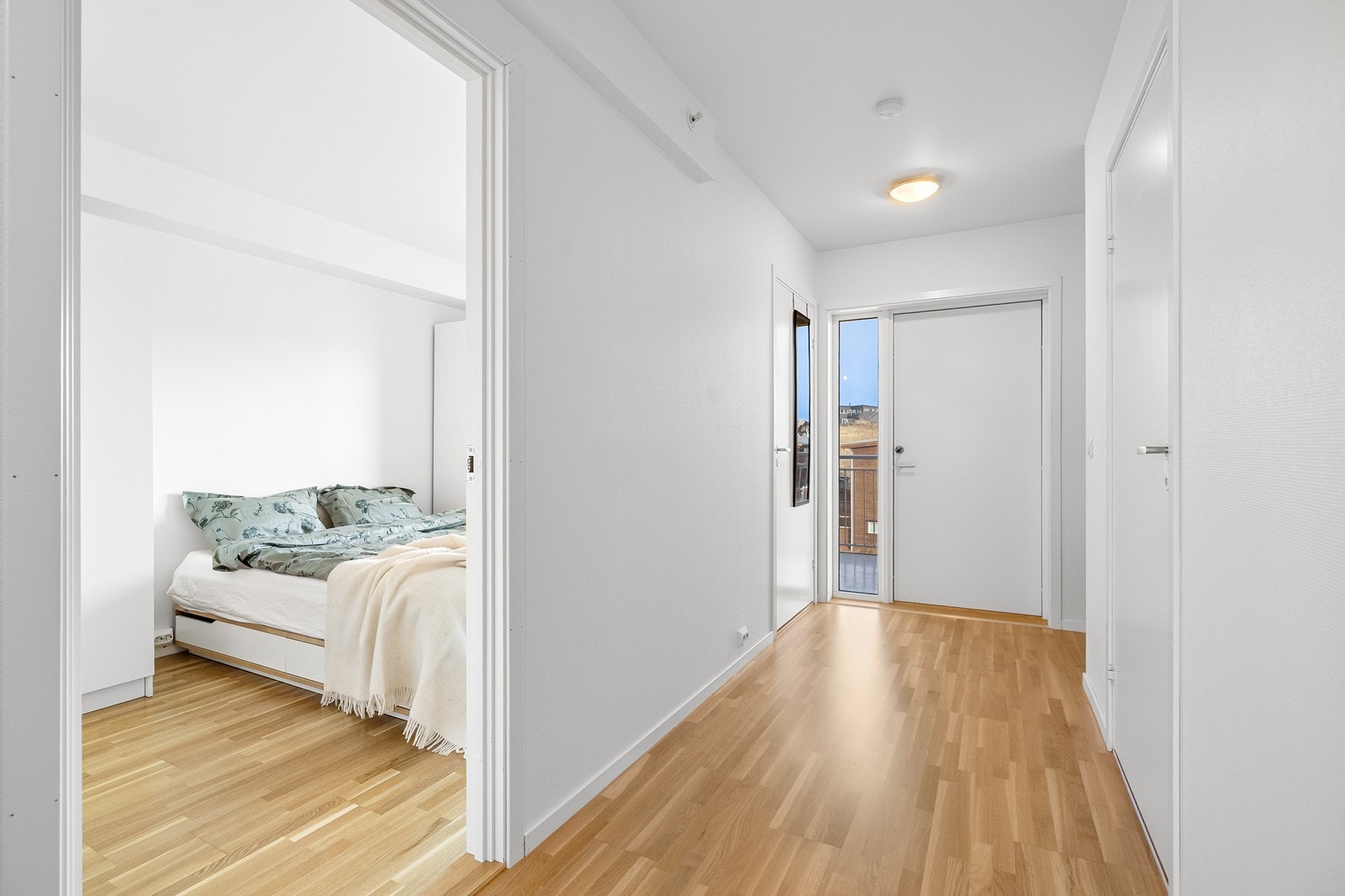 Fra gangen har du enkel tilgang til to soverom, badet og boden. Galleribilde