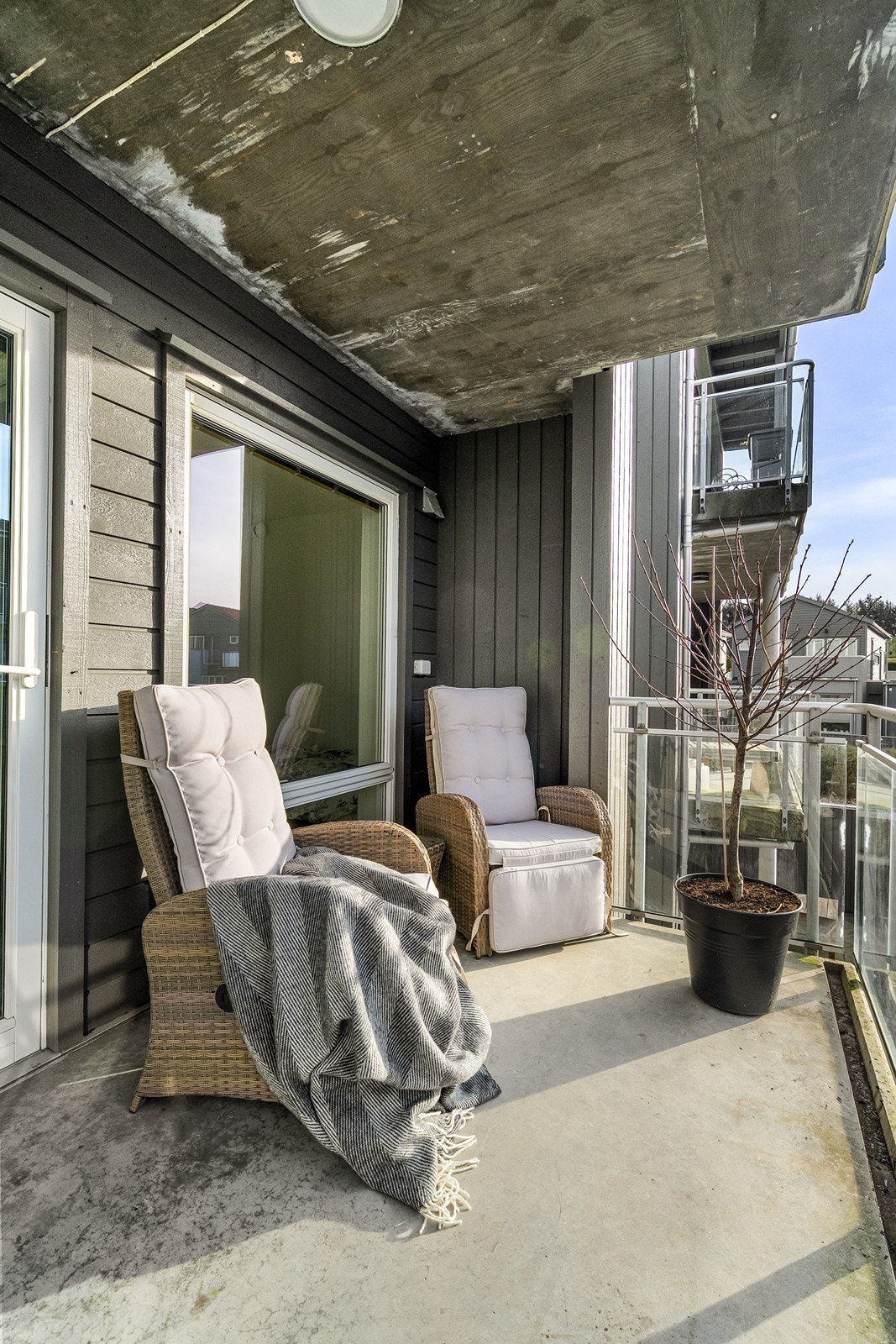 Fra stuen er det utgang til en overbygget balkong. Galleribilde