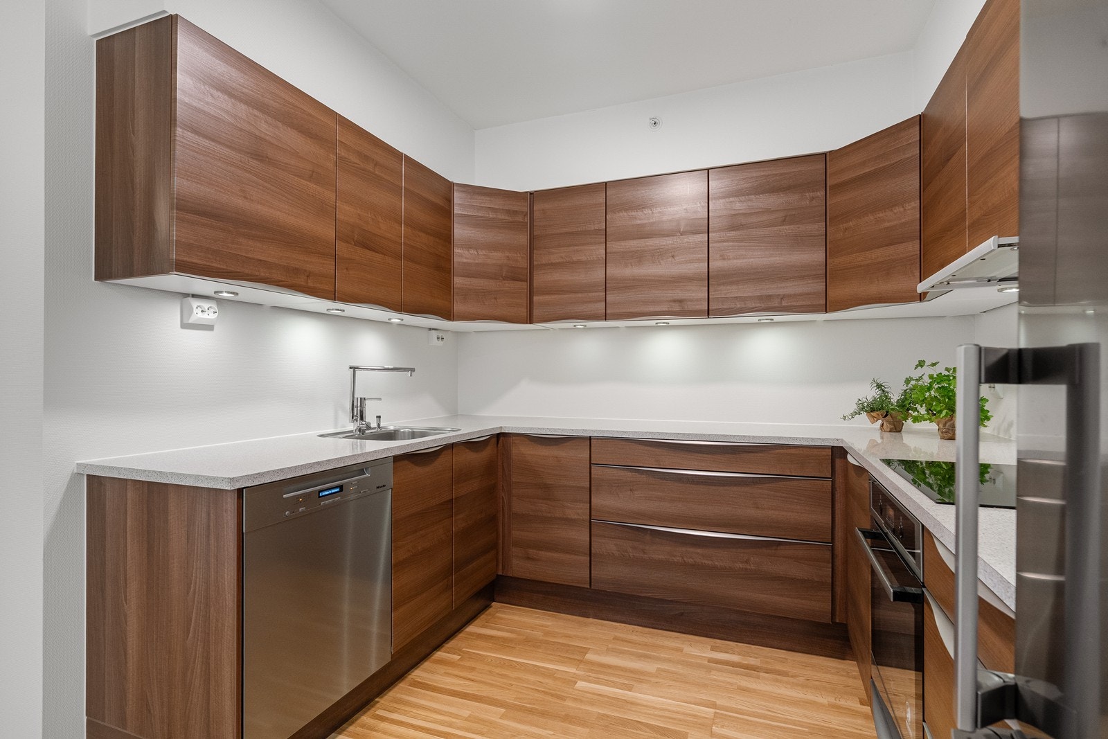 Den varme, brune finishen gir et tidløst og elegant preg. Galleribilde