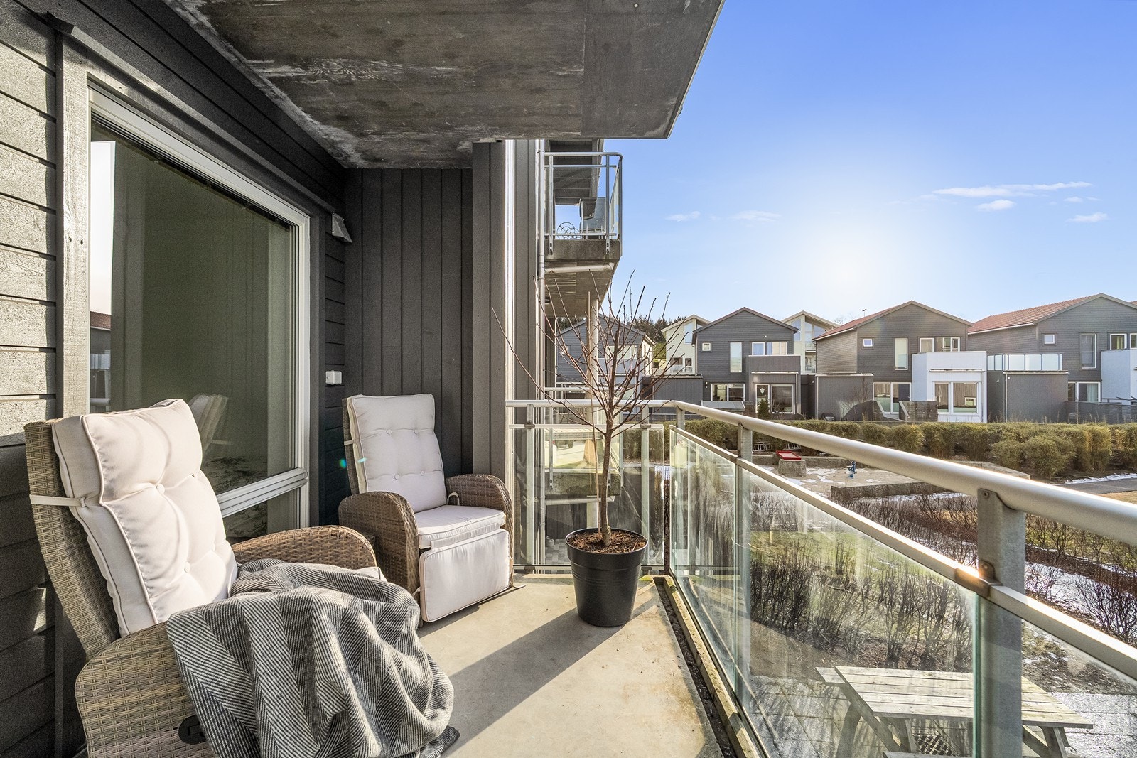 Overbygd og sørvendt balkong på 8 m² Galleribilde