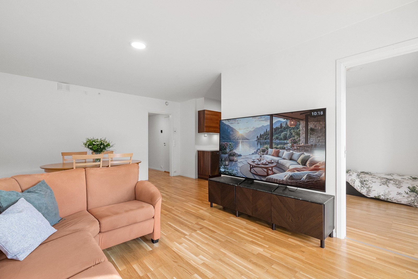 Ett av soverommene ligger praktisk tilknyttet stuen. Galleribilde