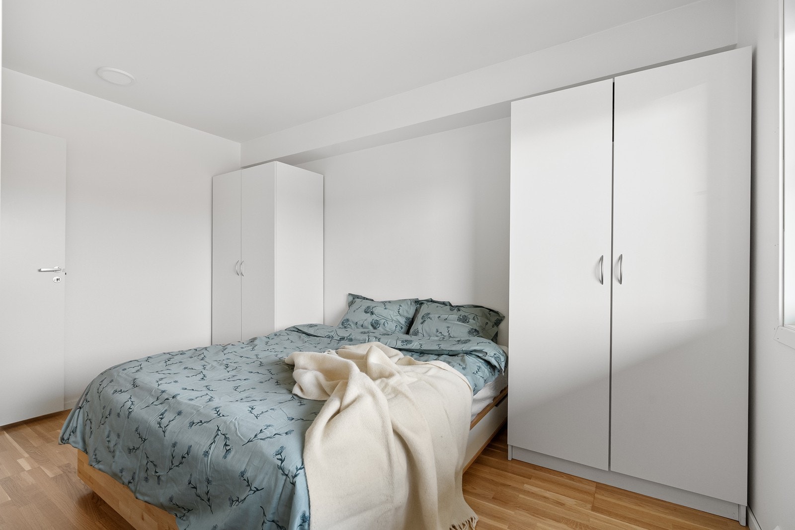 God plass til både stor seng og garderobeskap. Galleribilde