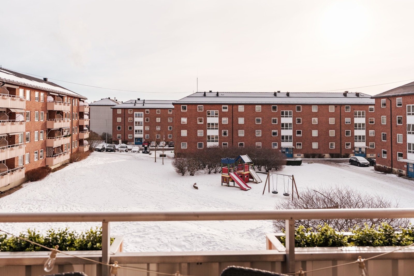 Gode solforhold og flott utsikt mot velholdt bakgård. Galleribilde