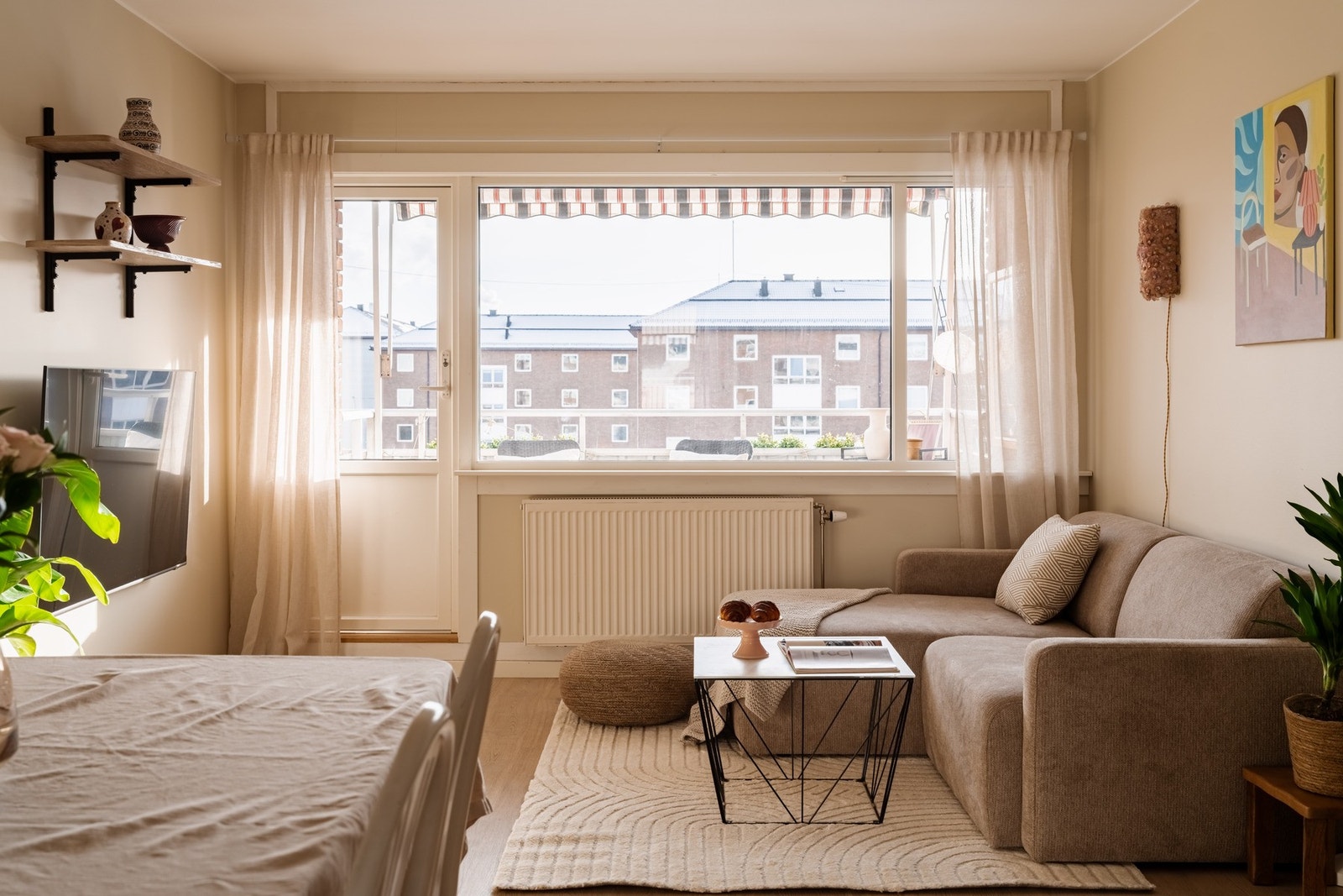 Her får du en lys og gjennomgående 4-roms med solrik, sydvendt balkong. Galleribilde