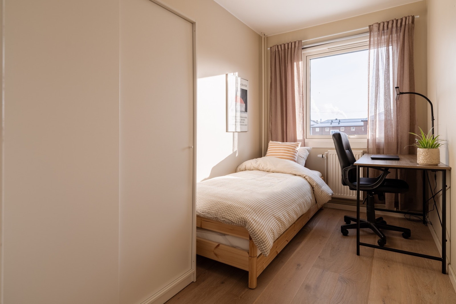 Soverom 2 med plass til seng, garderobe og hjemmekontor. Galleribilde