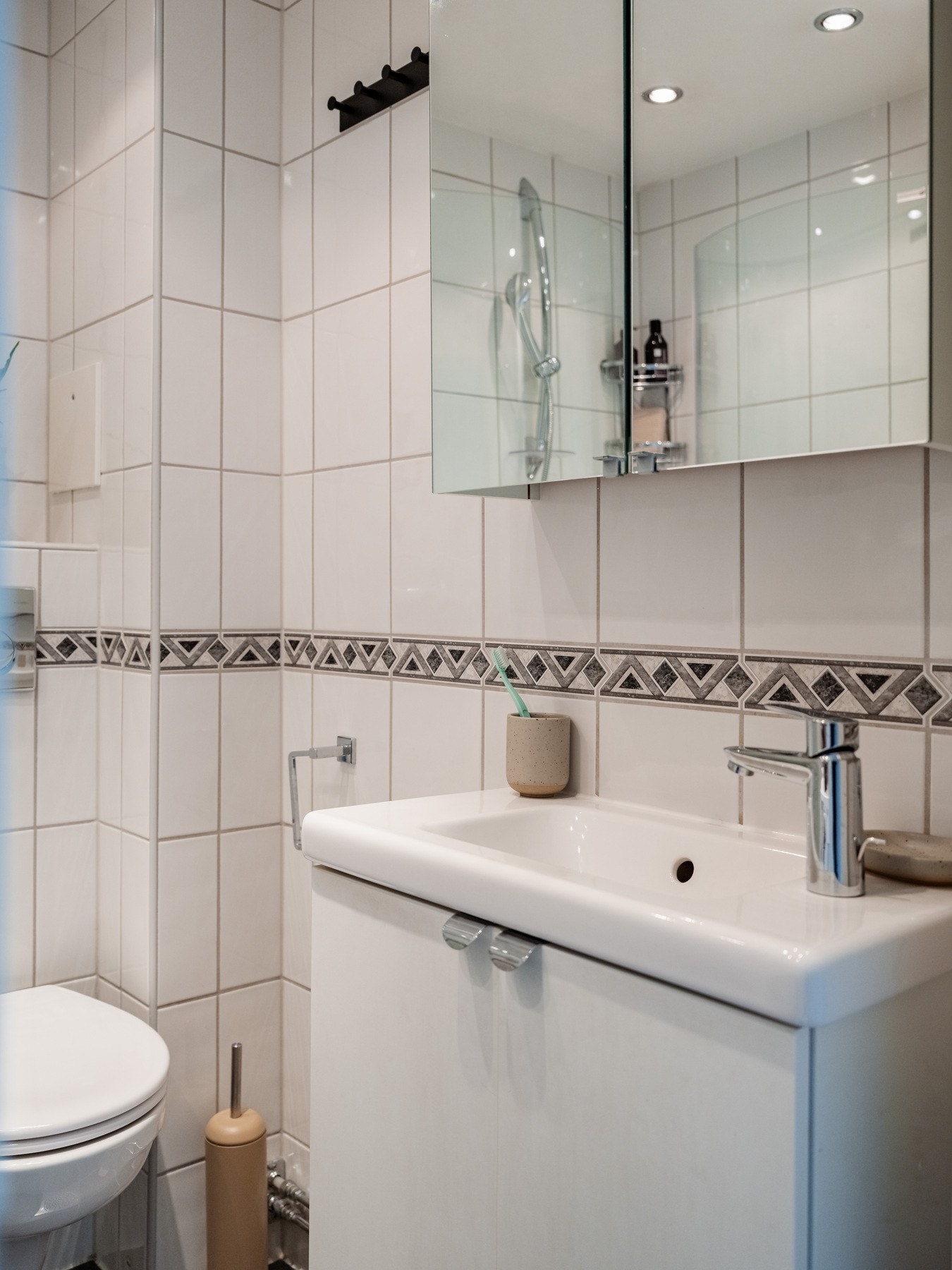 Badet har downlights i himling, varmekabler i gulv og opplegg for vaskemaskin. Galleribilde