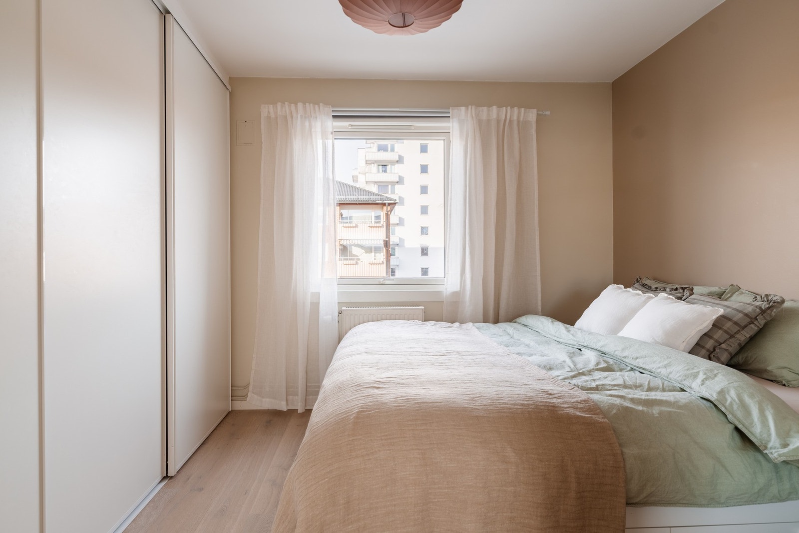 Fra stuen er det adkomst til hovedsoverommet, som har god plass til dobbeltseng. Galleribilde