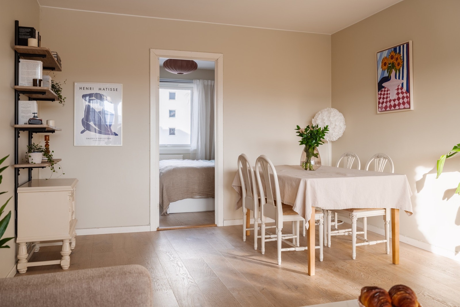 Stuen har god plass til hyggelig spisegruppe. Galleribilde