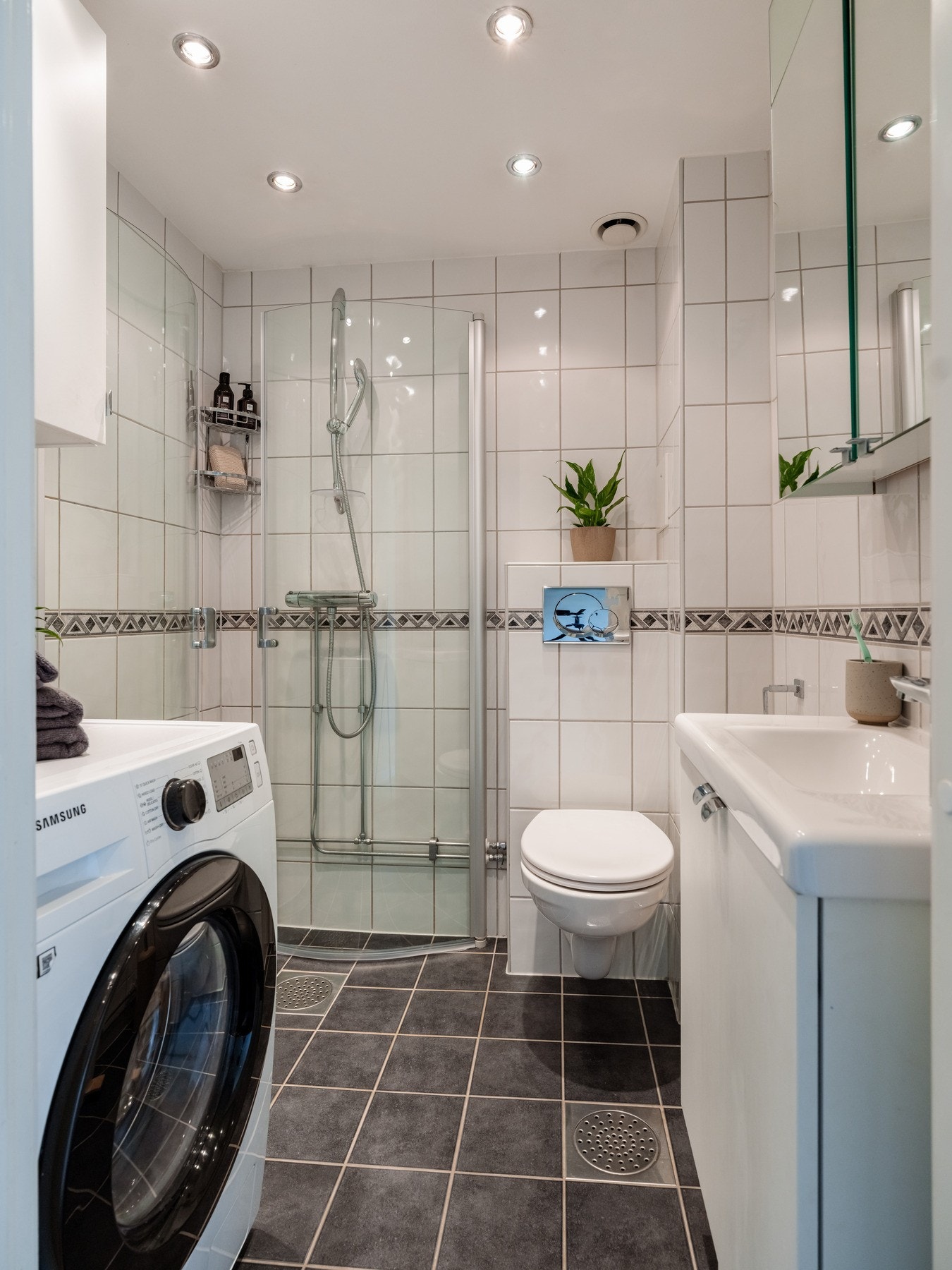 Delikat, flislagt bad rehabilitert i regi av borettslaget i 2007. Galleribilde