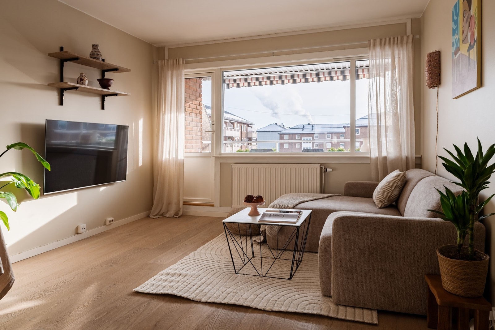 Leiligheten har en romslig stue med god plass til sofagruppe og tilhørende møblement. Galleribilde