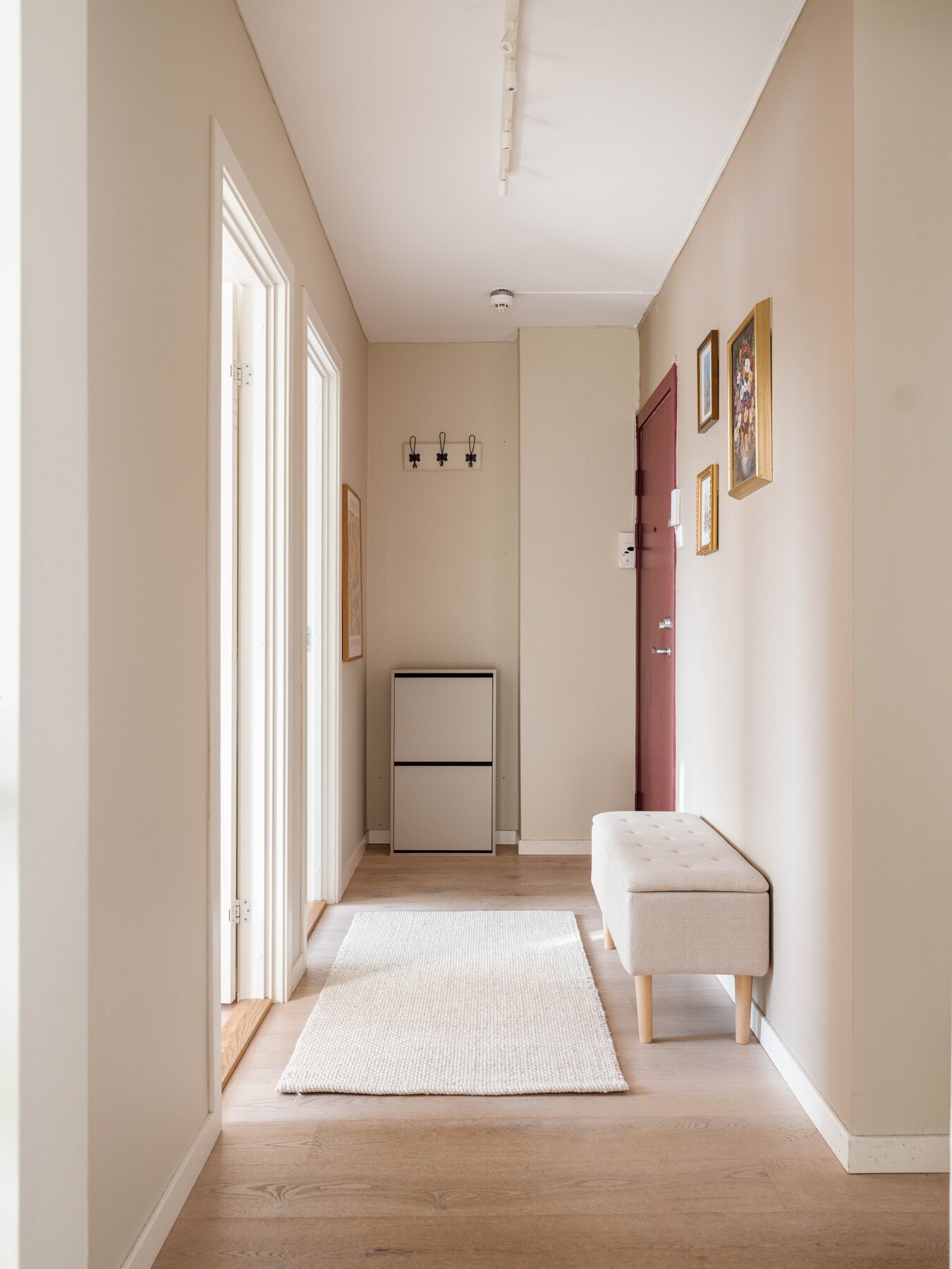 Lys og praktisk entrè med plass til oppbevaring av yttertøy. Galleribilde