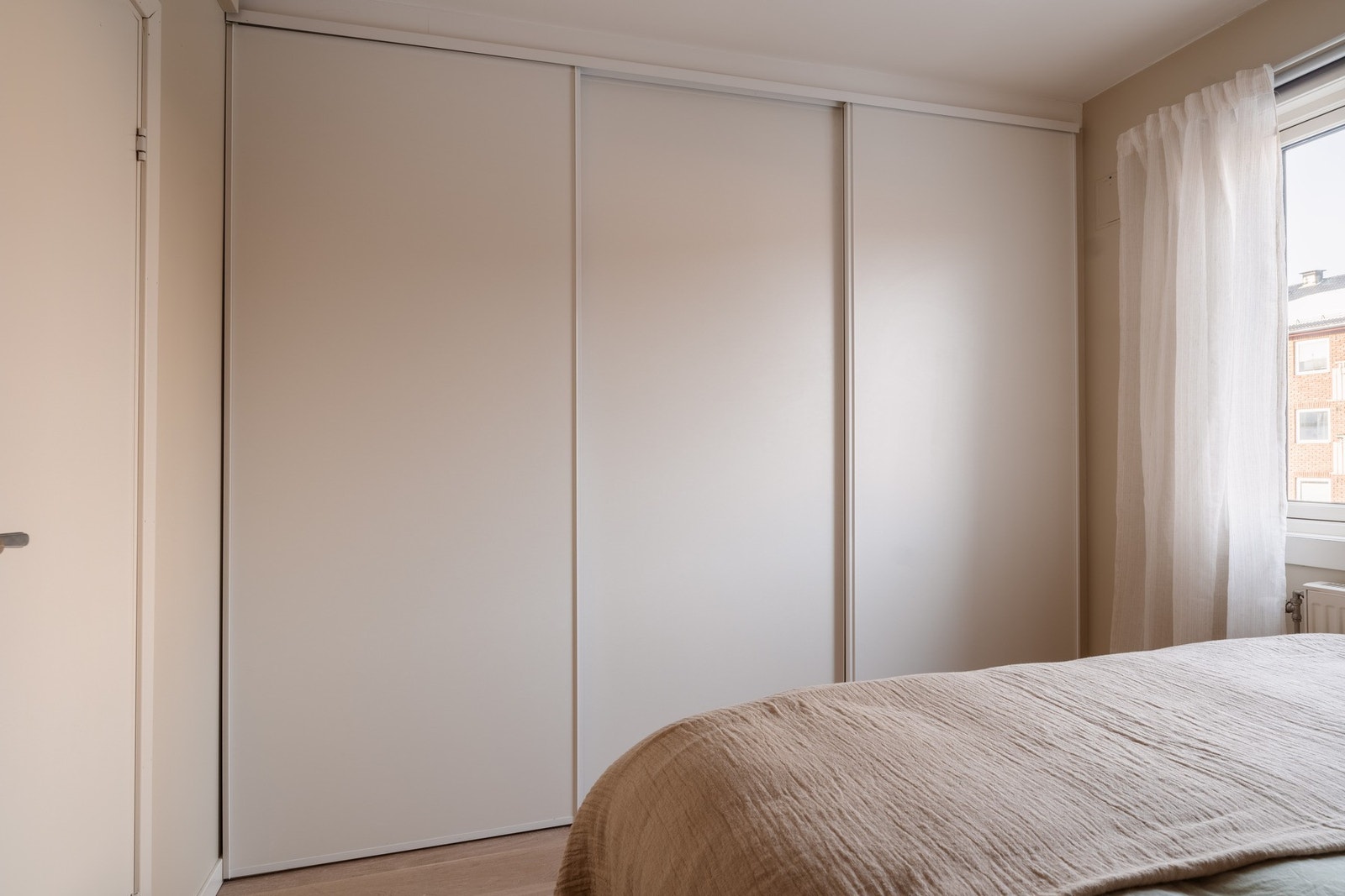 Godt med oppbevaringsplass i form av stor skyvedørsgarderobe. Galleribilde