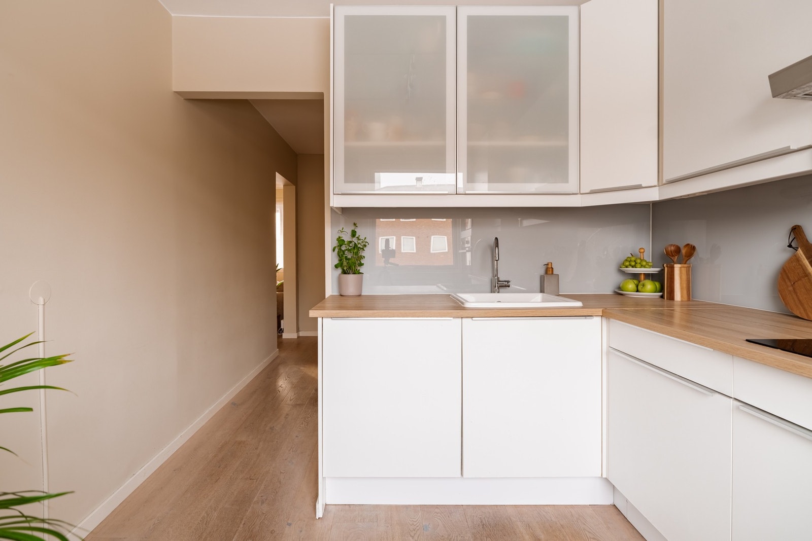 Integrerte hvitevarer som stekeovn, mikro, platetopp og oppvaskmaskin. Galleribilde