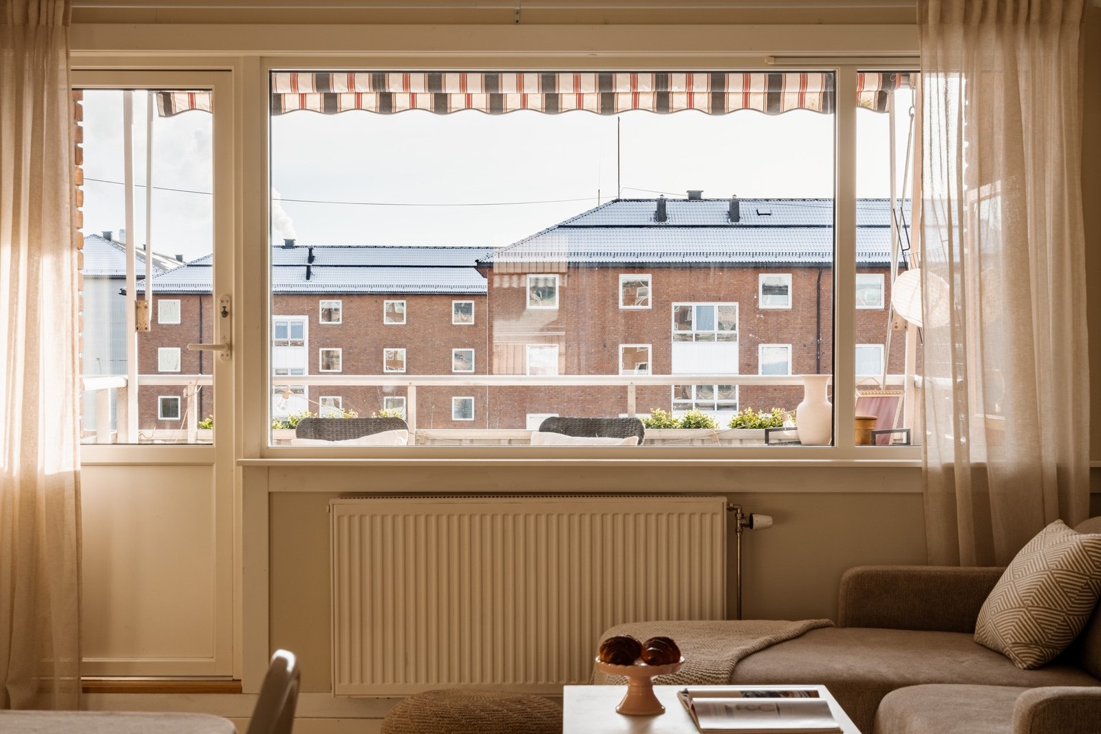 Fra stuen er det utgang til en solrik, sydvendt balkong. Galleribilde