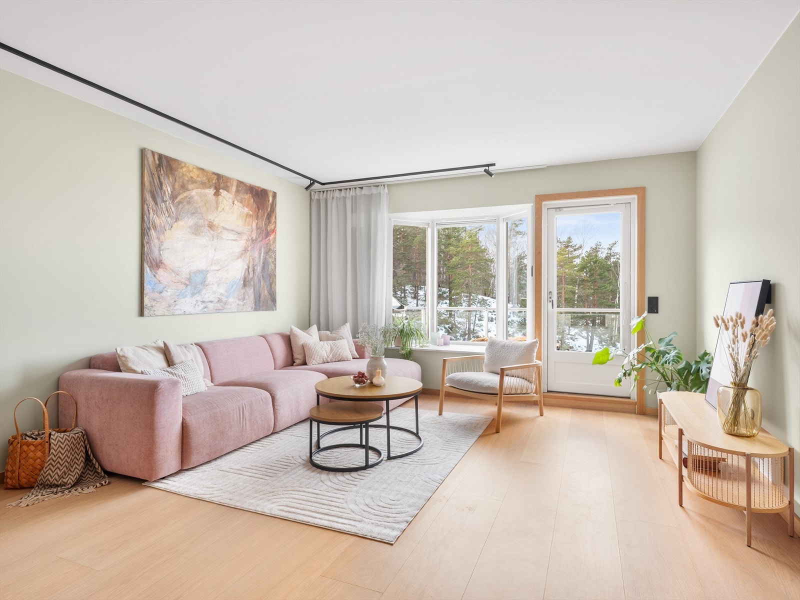 Fra stuen er det direkte utgang til den store, vestvendte balkongen. Galleribilde