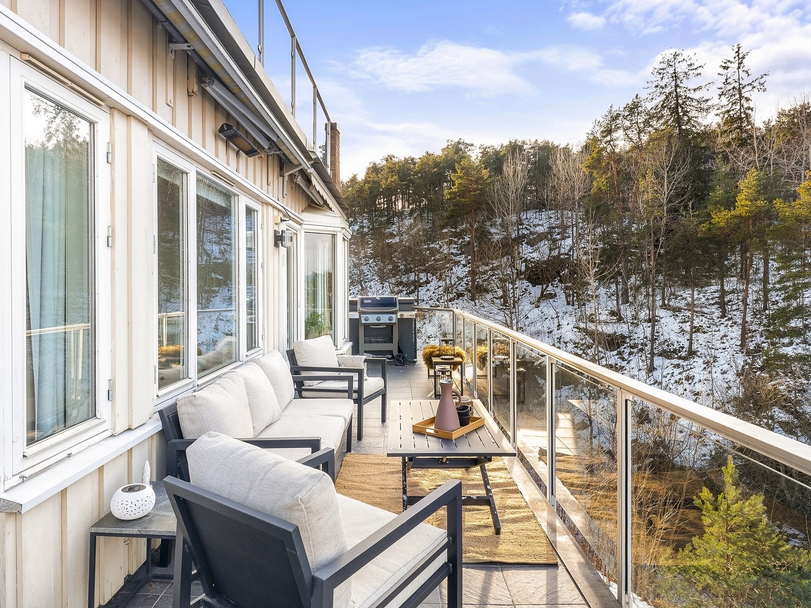 Den vestvendte balkongen er på hele 18 m² , med markise. Galleribilde