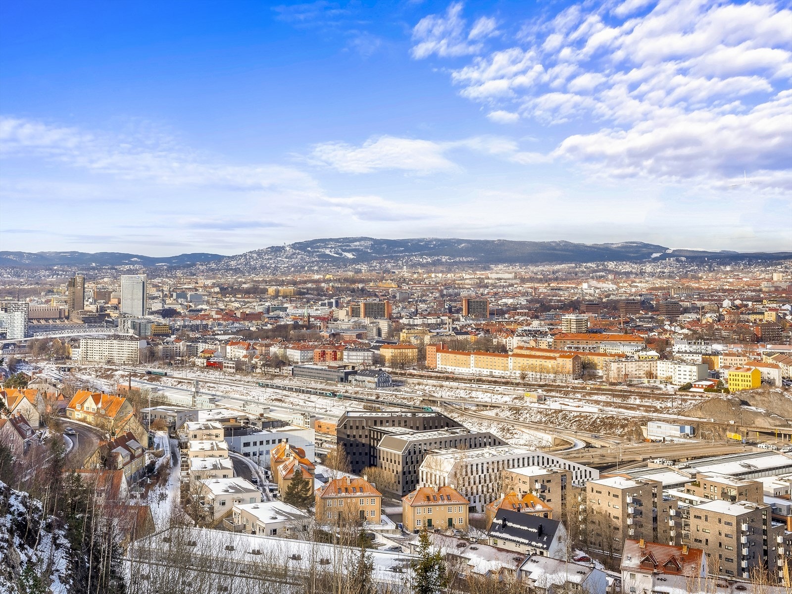 Beliggenheten gir kort vei til sentrum, med et bredt utvalg av servicetilbud. Galleribilde