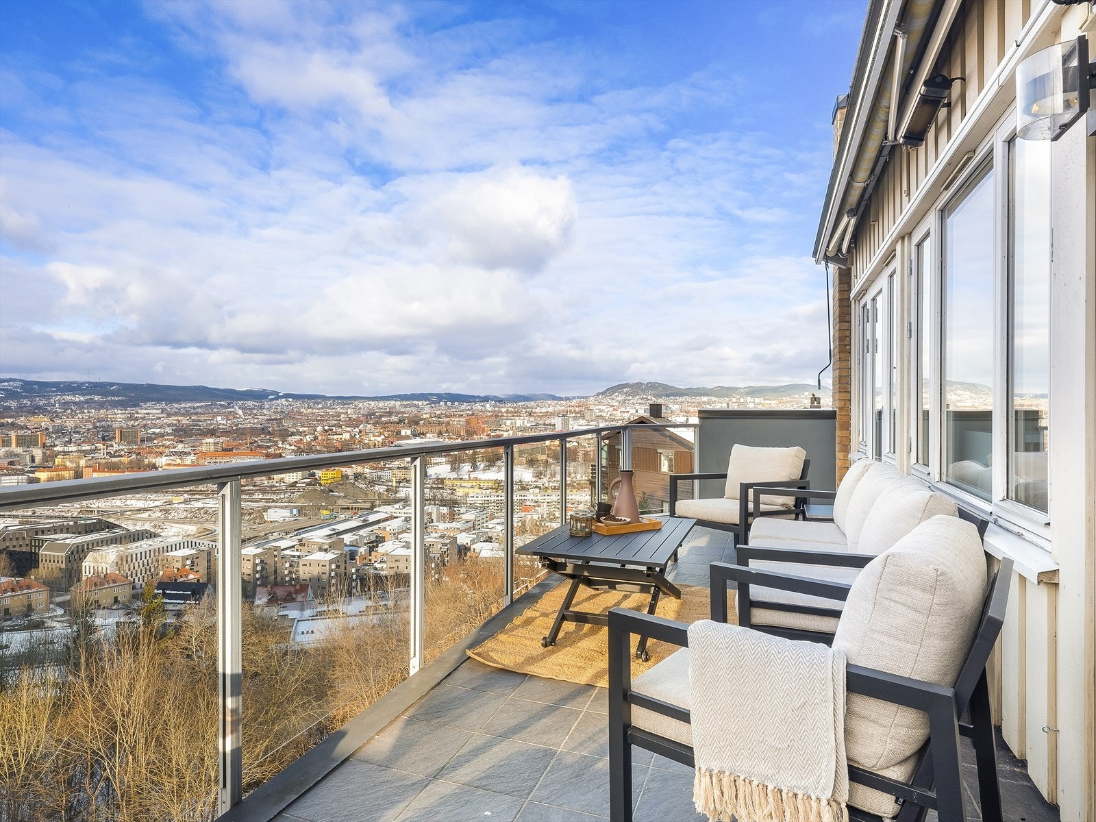 Balkongen har god størrelse og her kan man nyte solen til den går ned. Galleribilde