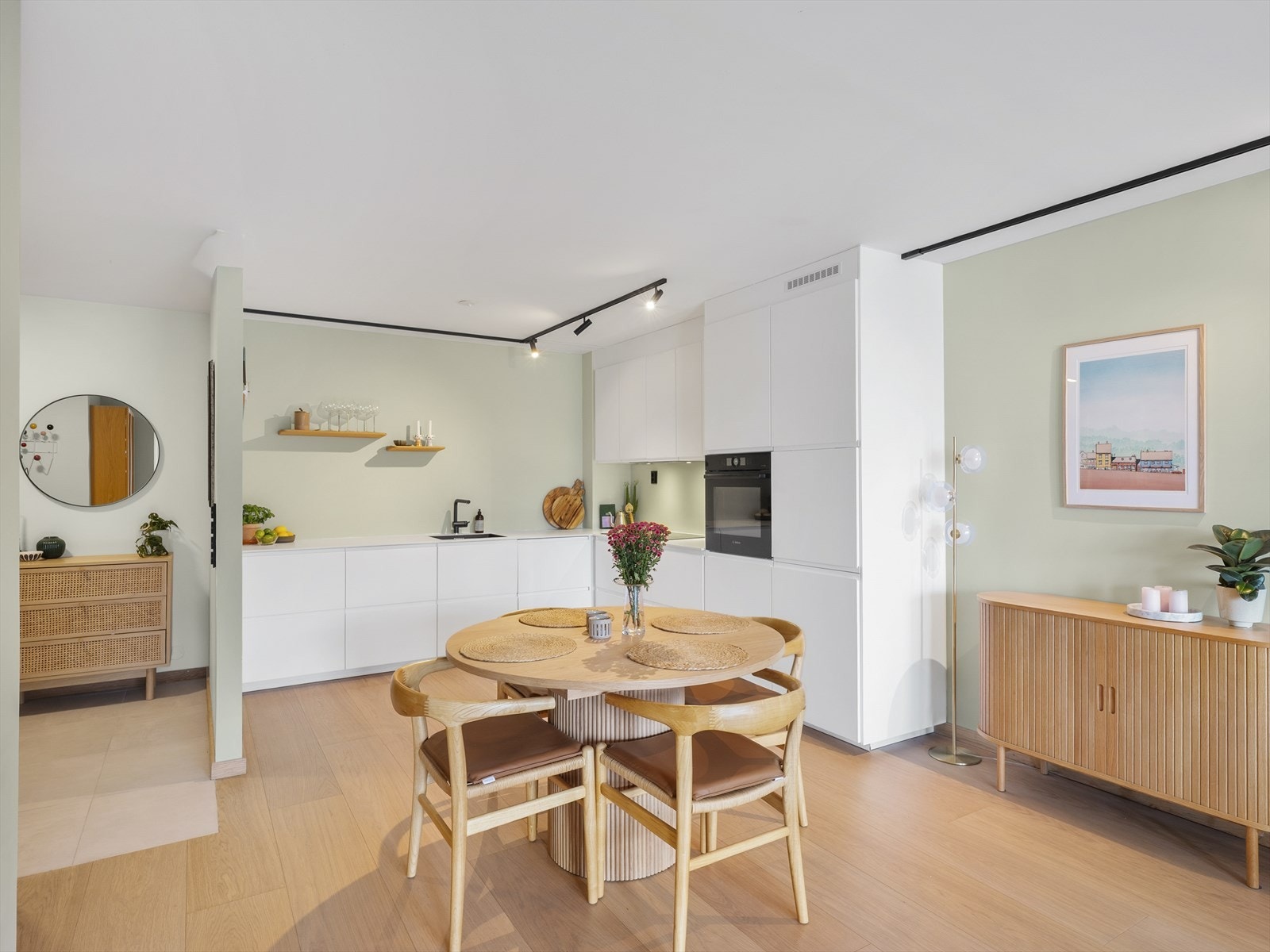 Den åpne løsningen mellom stue og kjøkken skaper en sosial og luftig atmosfære. Galleribilde