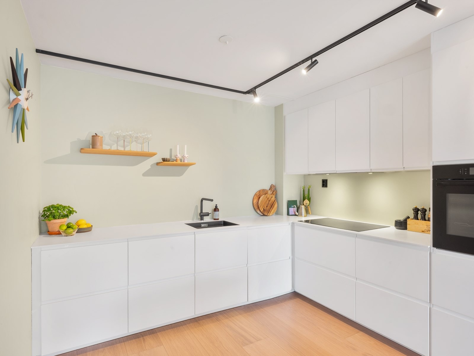 Kjøkkeninnredningen fra IKEA har integrerte hvitevarer og rikelig med skapplass. Galleribilde