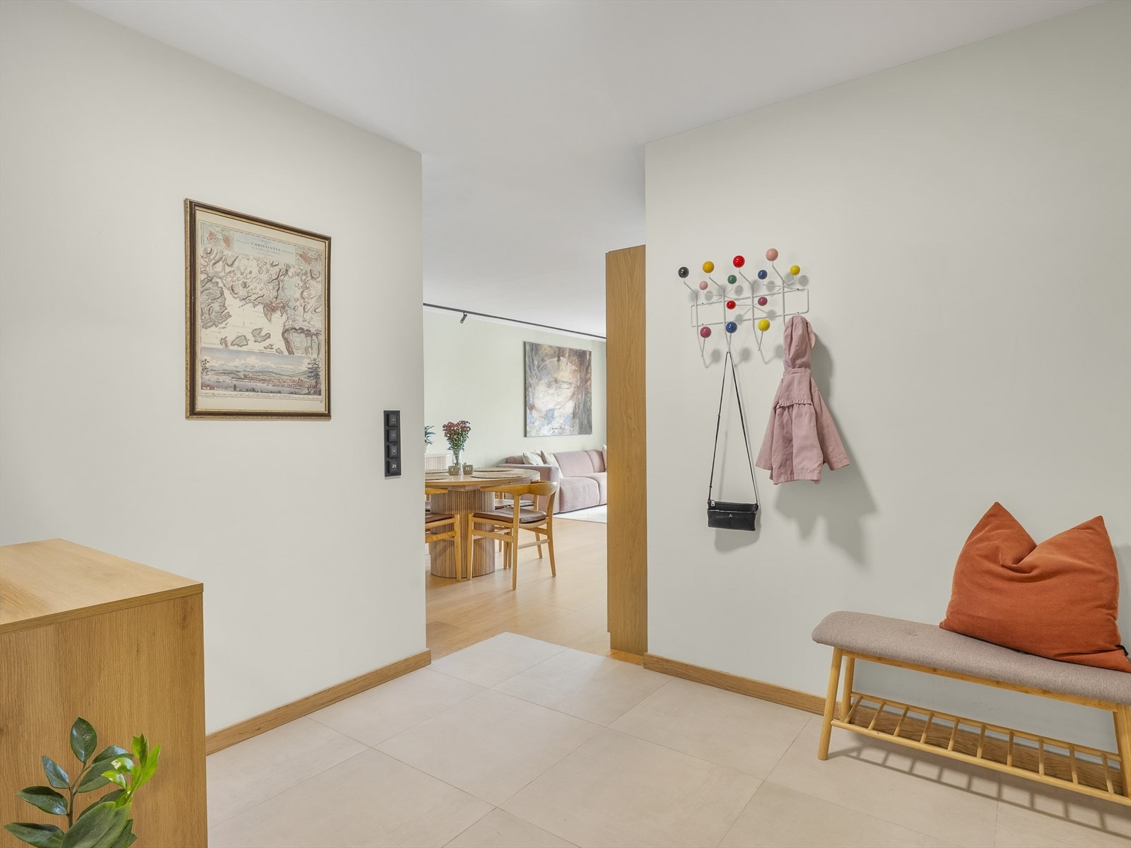 Velkommen inn i en lys entré med Yale Doorman for enkel og sikker adkomst. Galleribilde