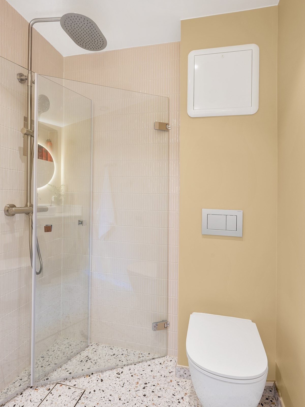 Her er det flislagt gulv med gulvvarme, vegghengt toalett og dusjhjørne. Galleribilde