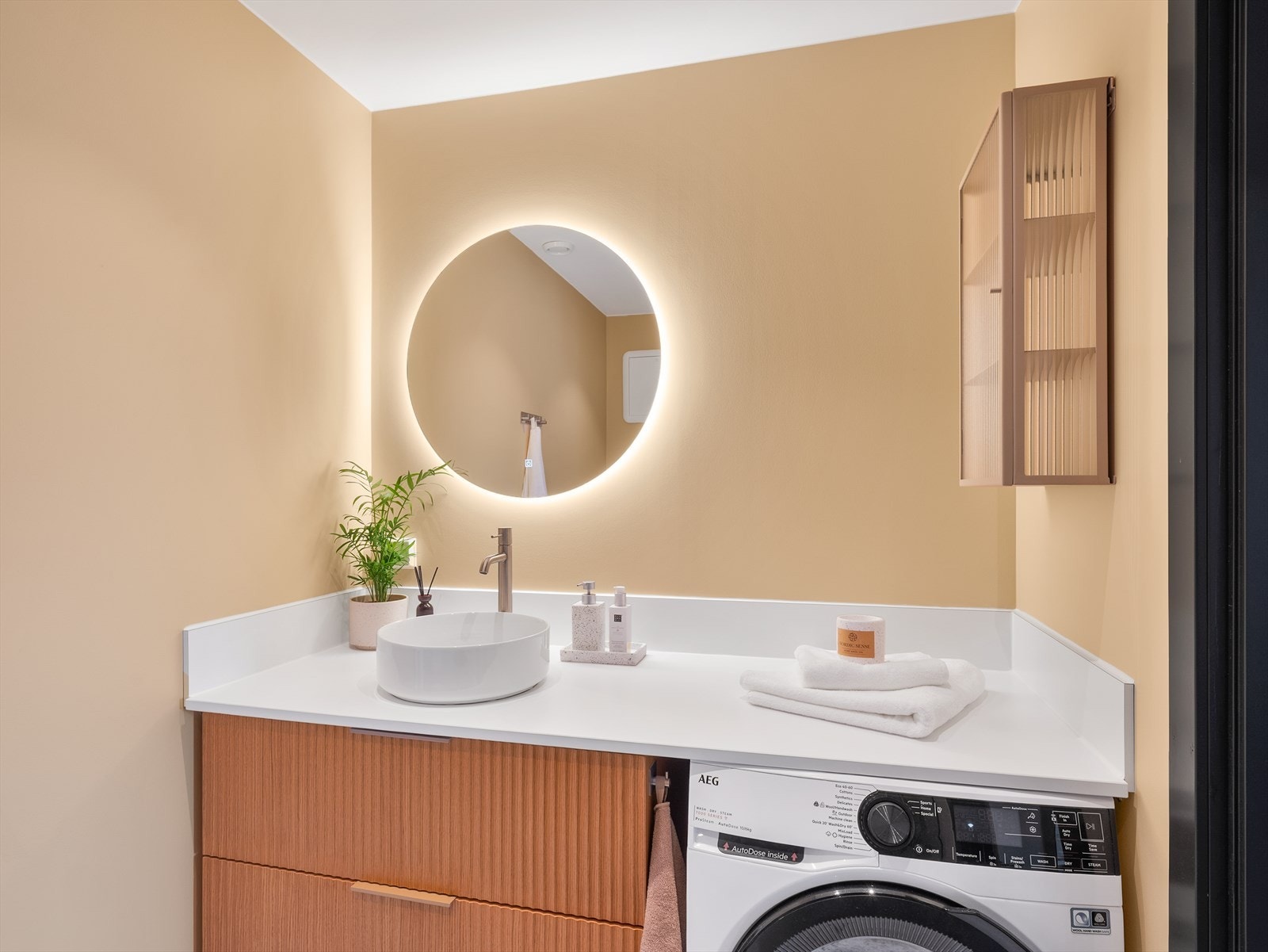 Badet ble totalrenovert i 2025 og har en praktisk benkeløsning med opplegg for vaskemaskin. Galleribilde