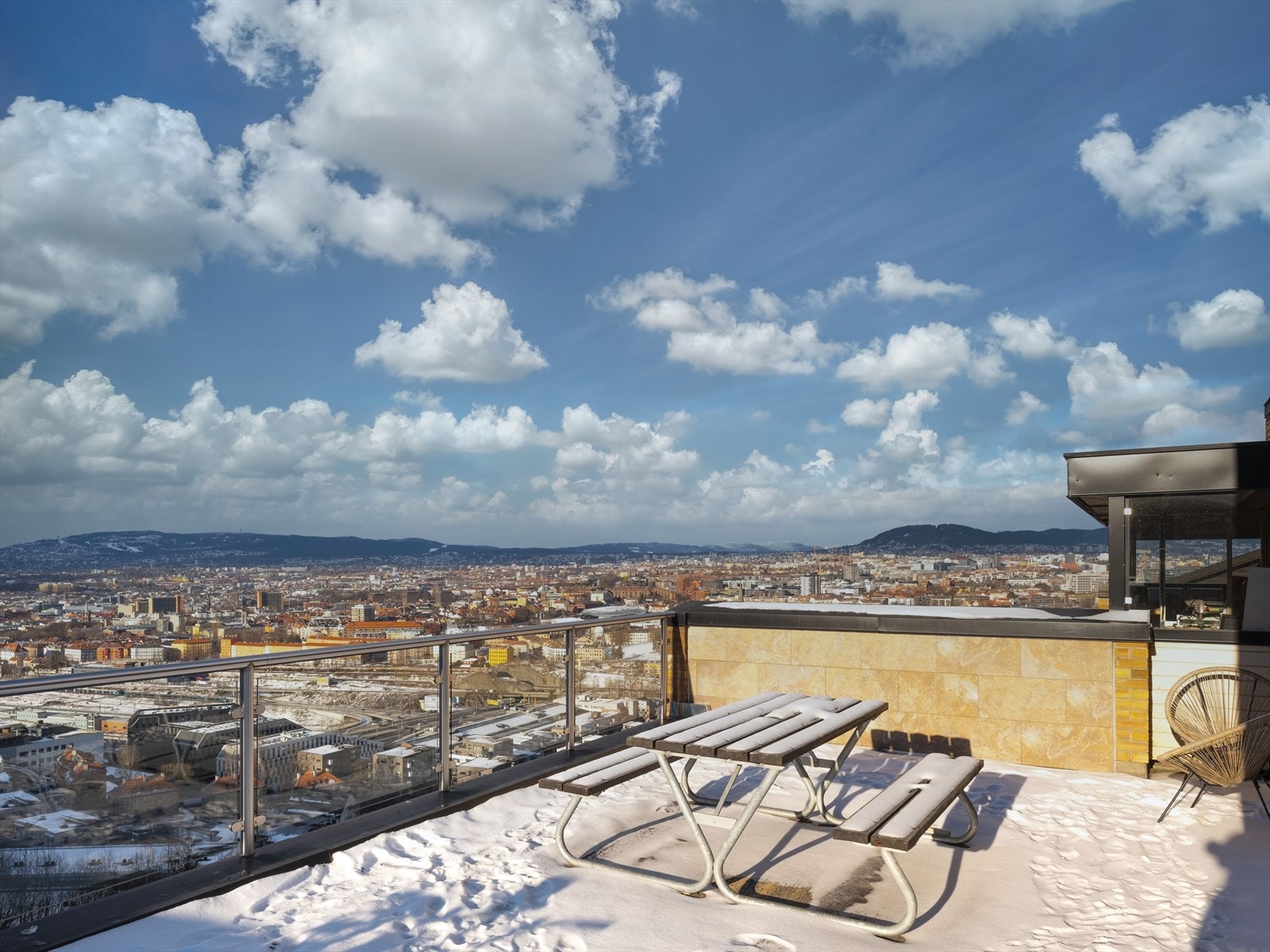 Sameiet har en felles takterrasse med sittegruppe og flott utsikt. Galleribilde