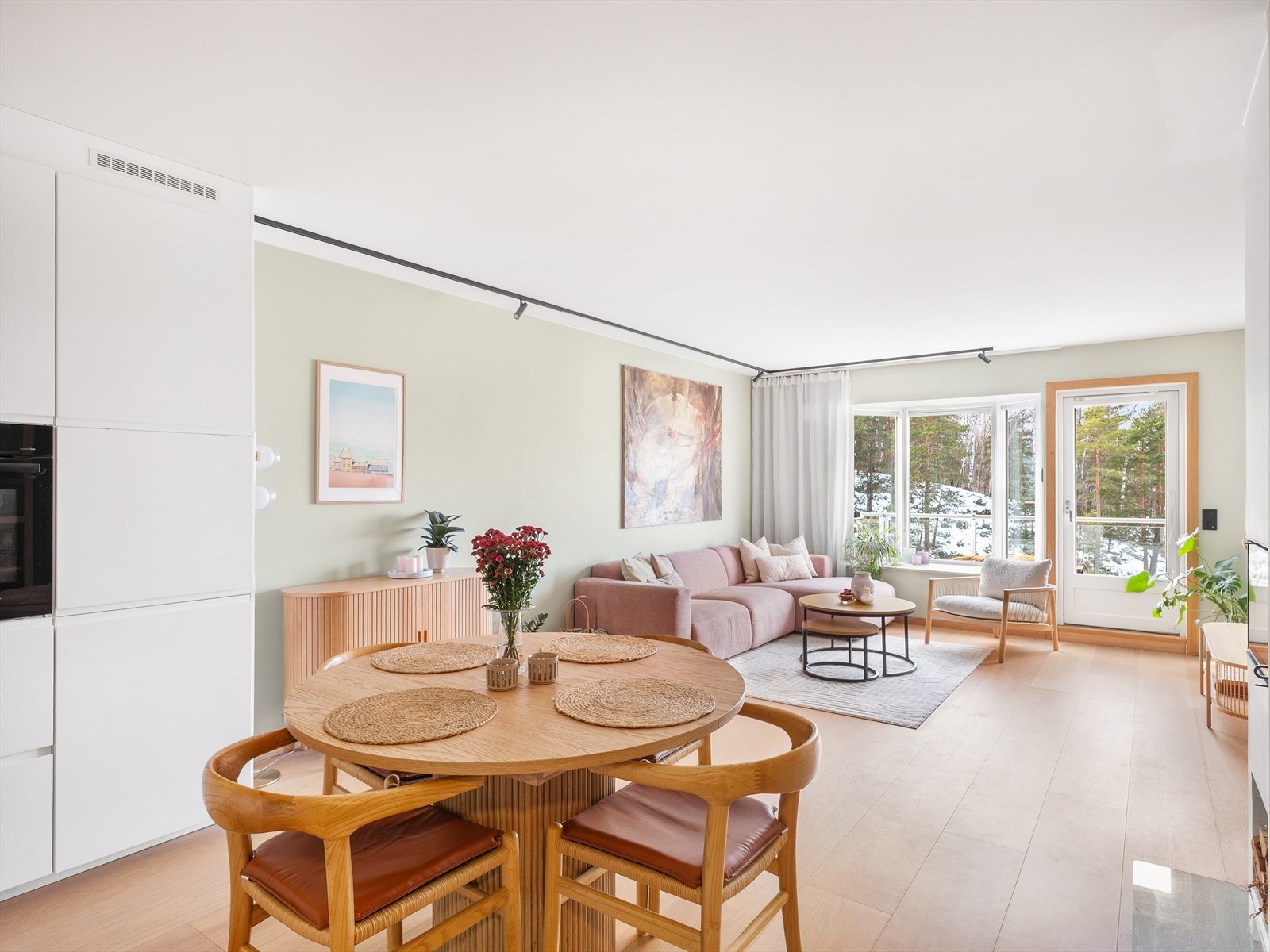 Det er god plass til en hyggelig spiseplass i tilknytning til kjøkkenet. Galleribilde