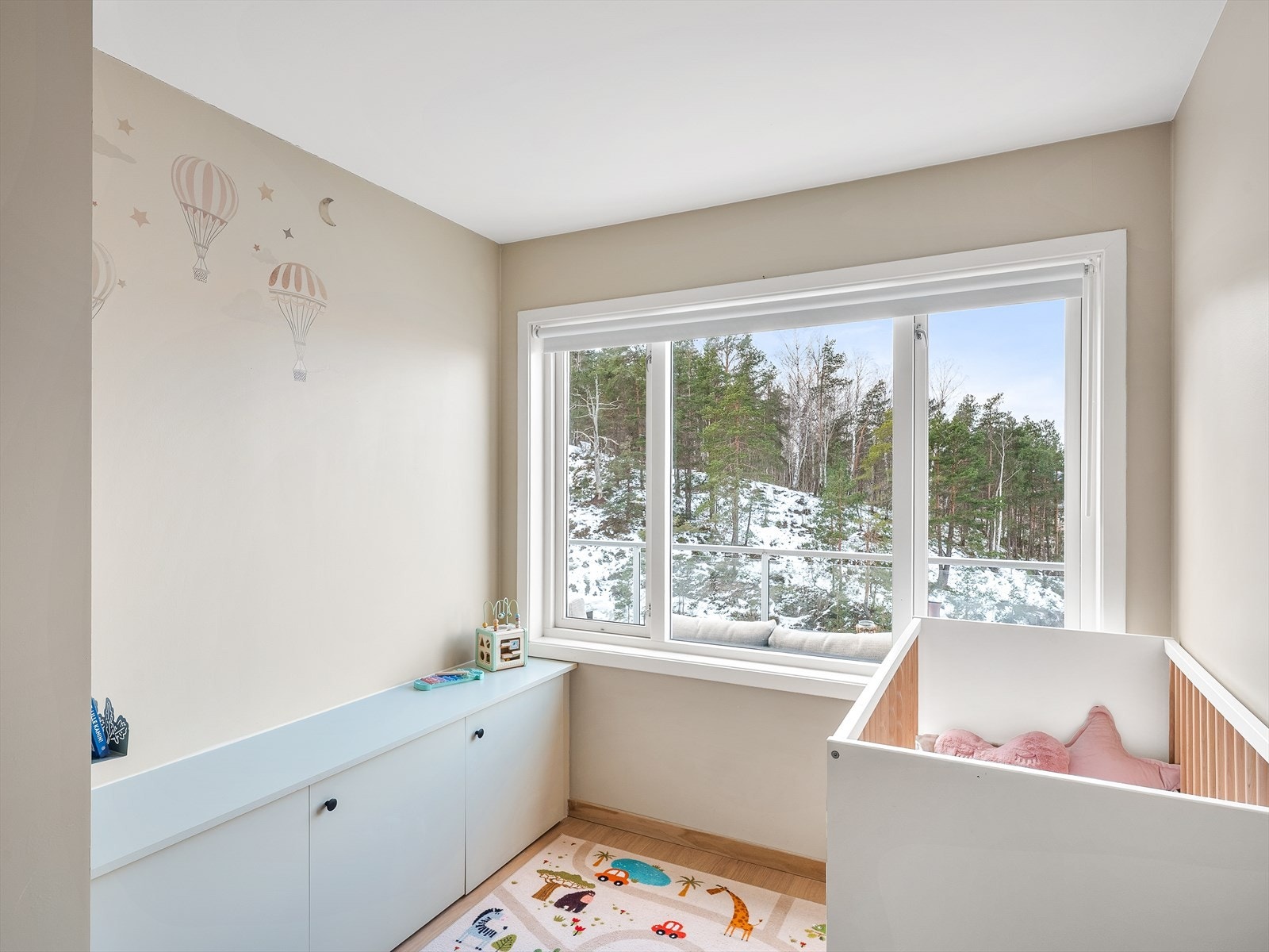 Det andre soverommet passer utmerket som barnerom, gjesterom eller kontor. Deilig utsyn mot skogen. Galleribilde
