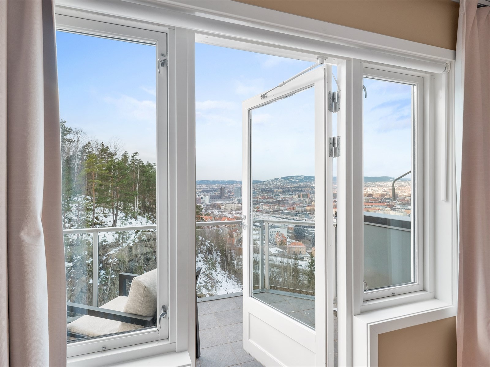 Balkongdøren slipper inn rikelig med lys og kobler uteområdet tett på boligen. Galleribilde