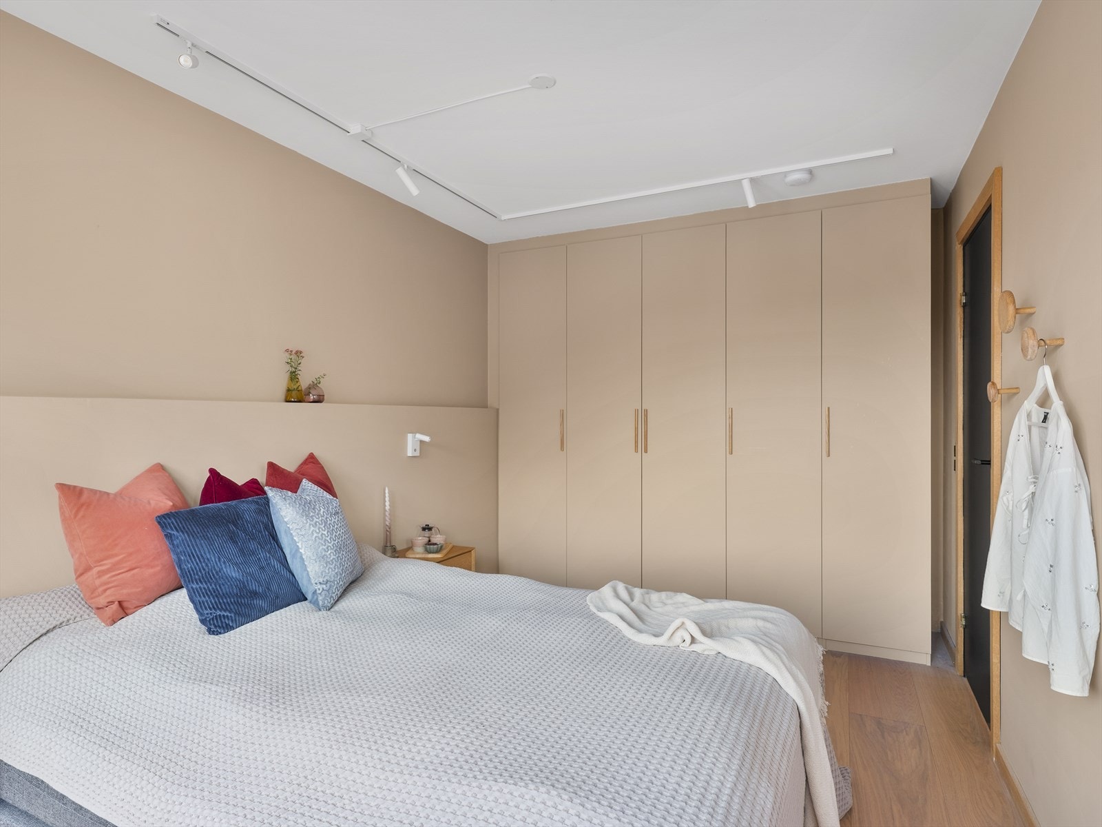 En hel vegg med garderobeskap gir utmerkede oppbevaringsmuligheter på hovedsoverommet. Galleribilde