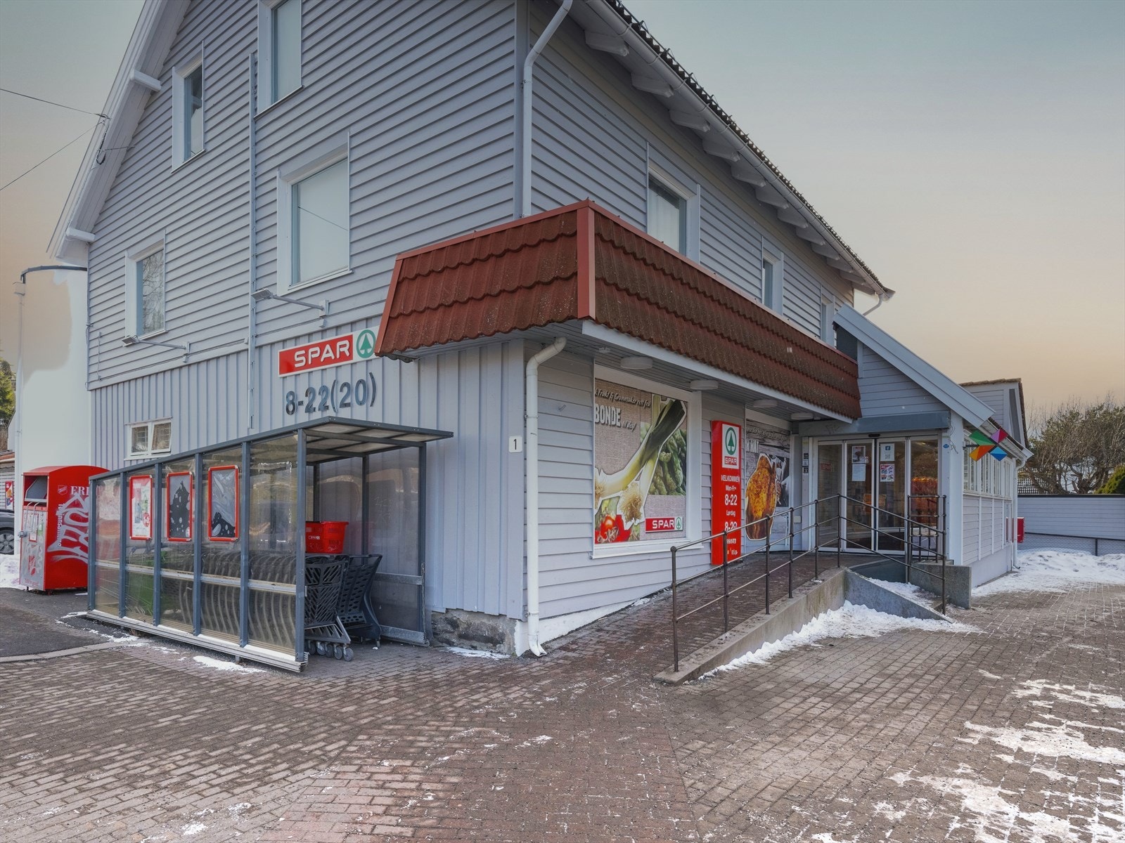 Nærmeste dagligvarehandel er Spar Simensbråten, kun 6 minutter unna. Galleribilde