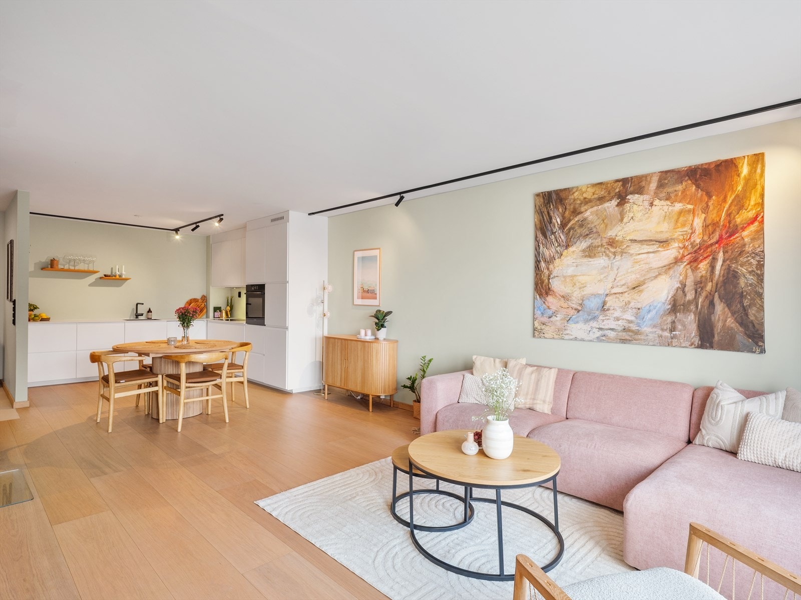 Stuen og kjøkkenet ble oppgradert i 2022 og har gjennomgående laminatgulv. Galleribilde