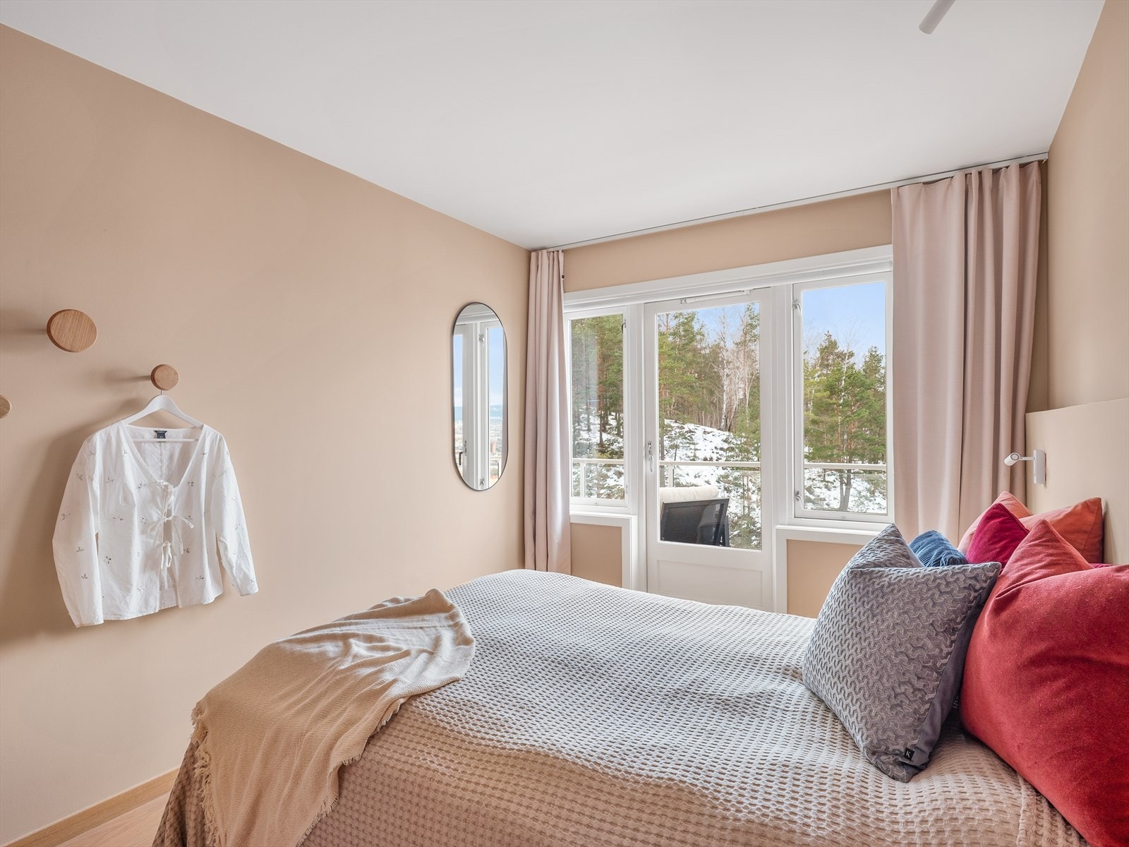 Også fra hovedsoverommet er det utgang til balkongen. Galleribilde