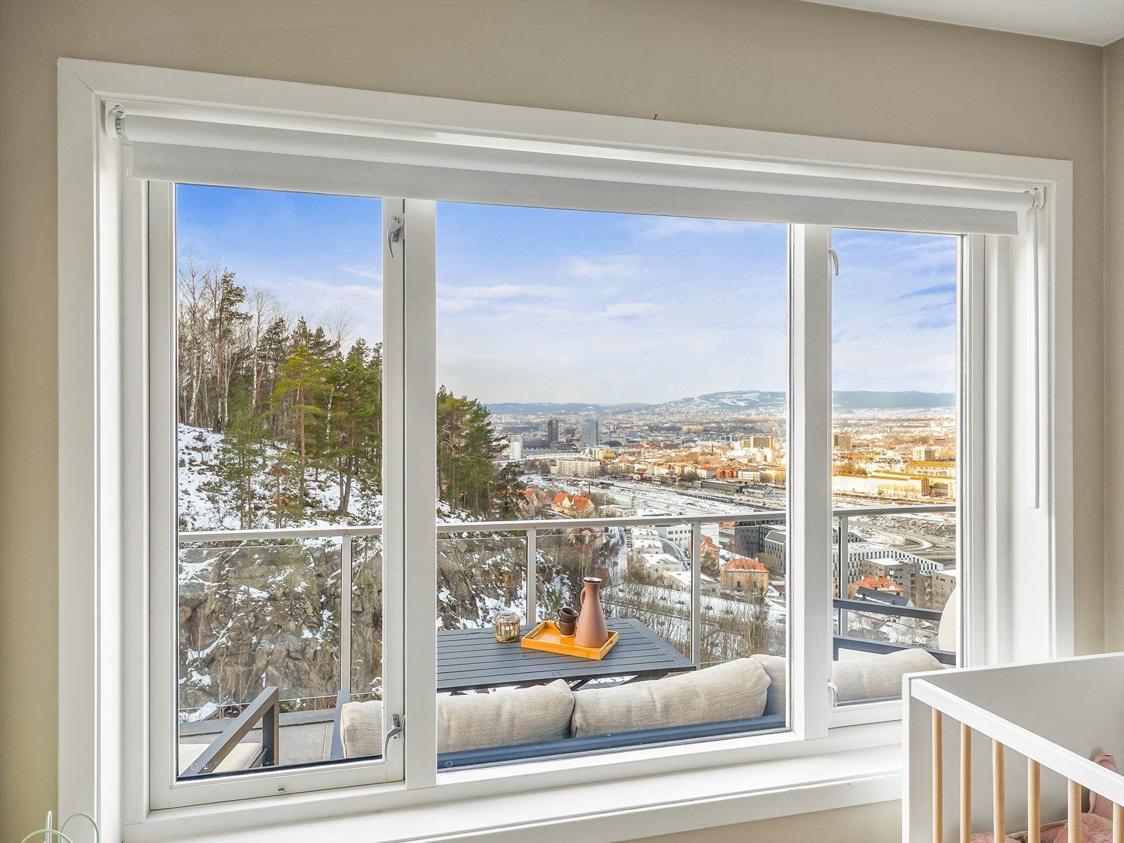 Utsikten kan nytes fra flere rom i leiligheten. Galleribilde