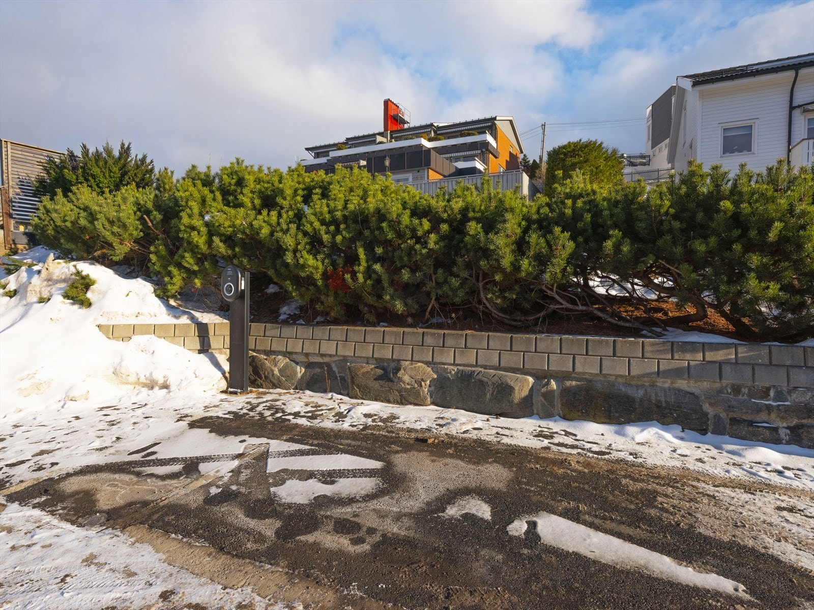 Det medfølger en biloppstillingsplass med el-billader. Galleribilde