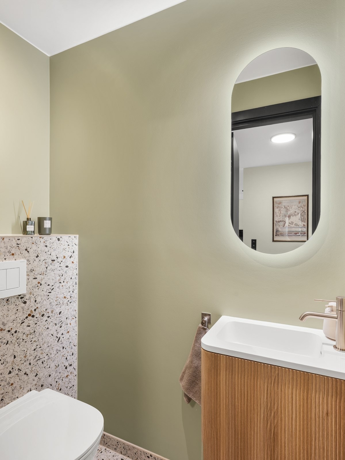 I tillegg har leiligheten et separat toalettrom, også totalrenovert i 2025. Galleribilde