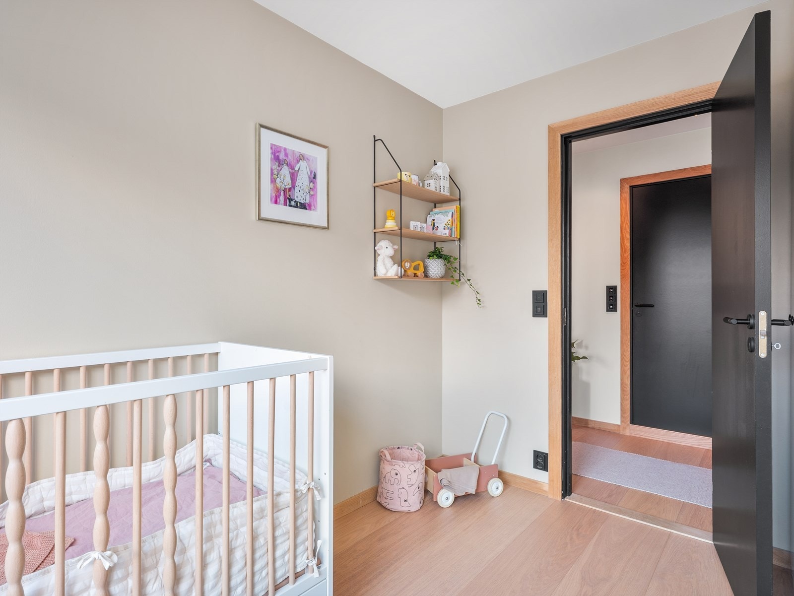 Rommet har god plass til ulike møbleringsvalg. Galleribilde