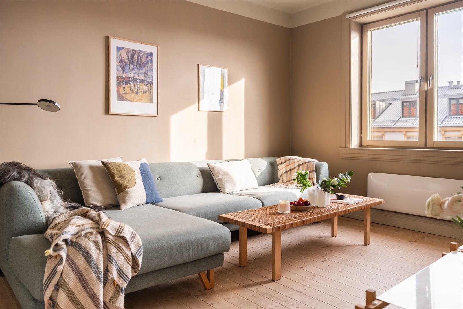 Leiligheten har romslige og lyse oppholdsrom bestående av stue og spisestue i tilknytning til hverandre. Galleribilde